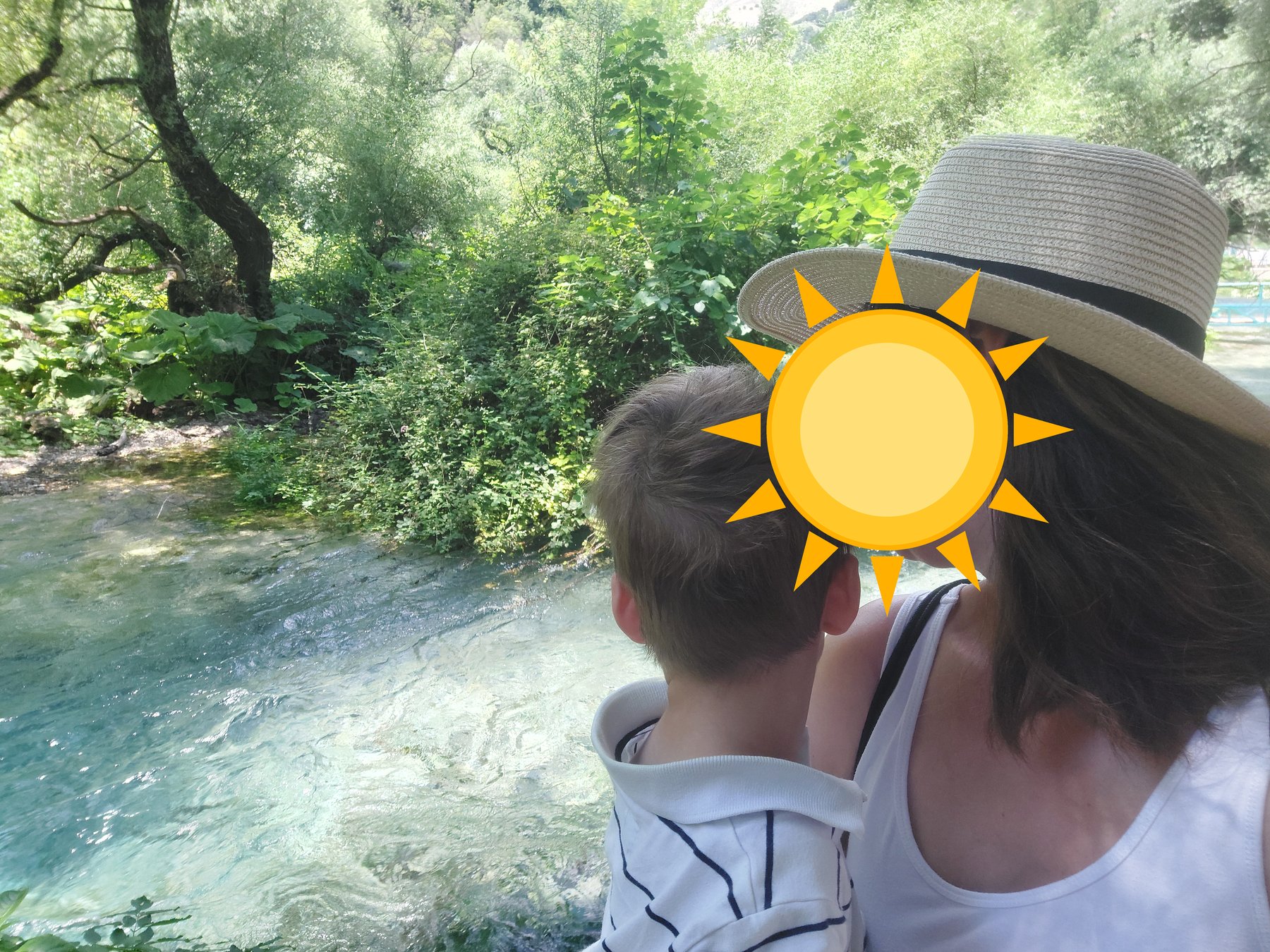 Gemeinsamer Blick auf den Fluss am Blue Eye in Albanien