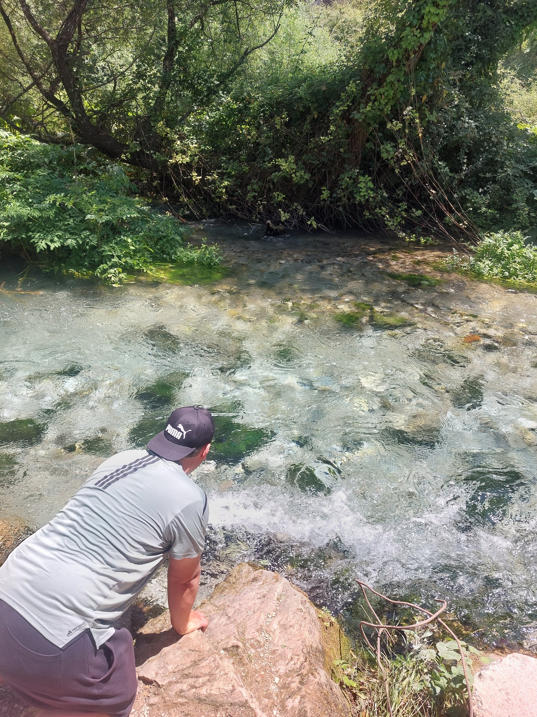 Füße im eiskalten Wasser am Blue Eye in Albanien