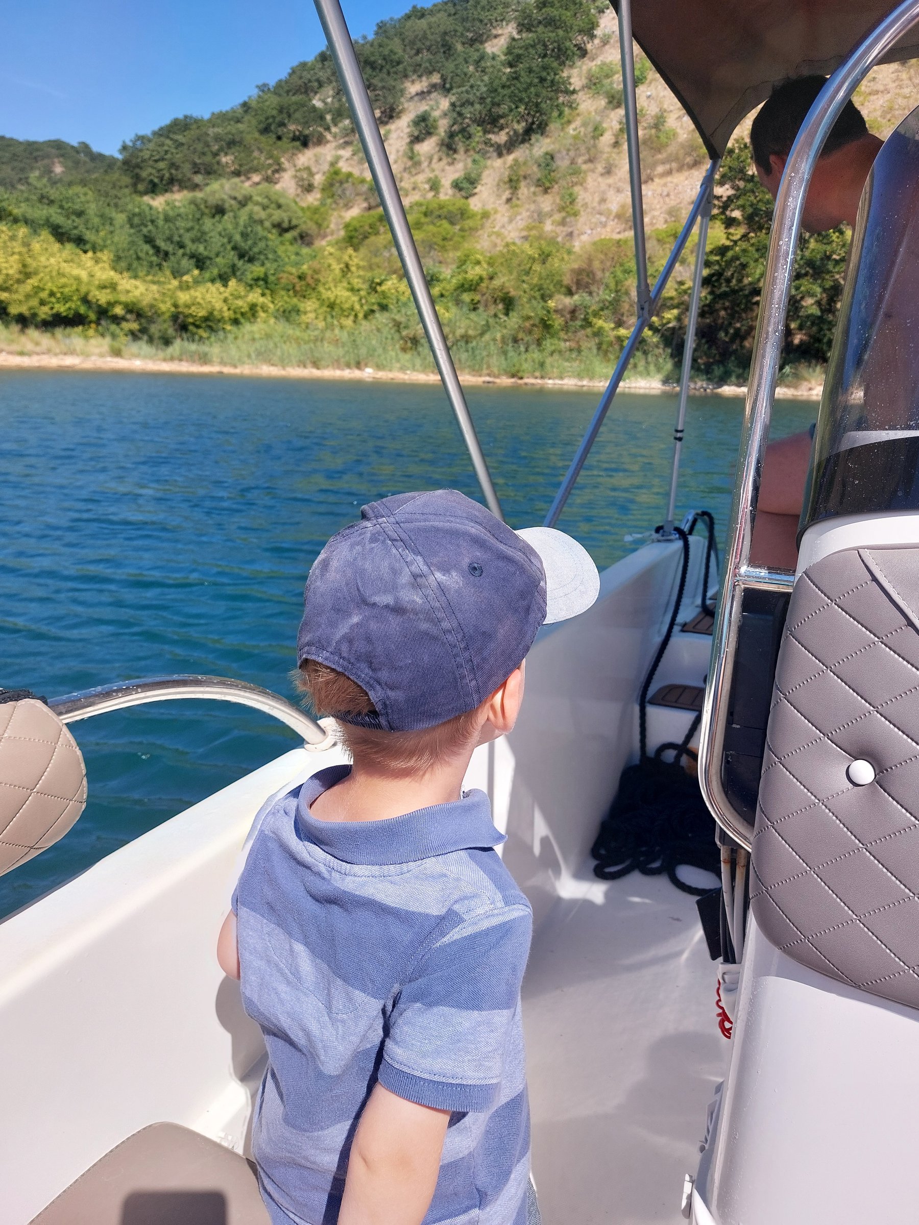 Lolo schaut während der Bootstour aufs Wasser