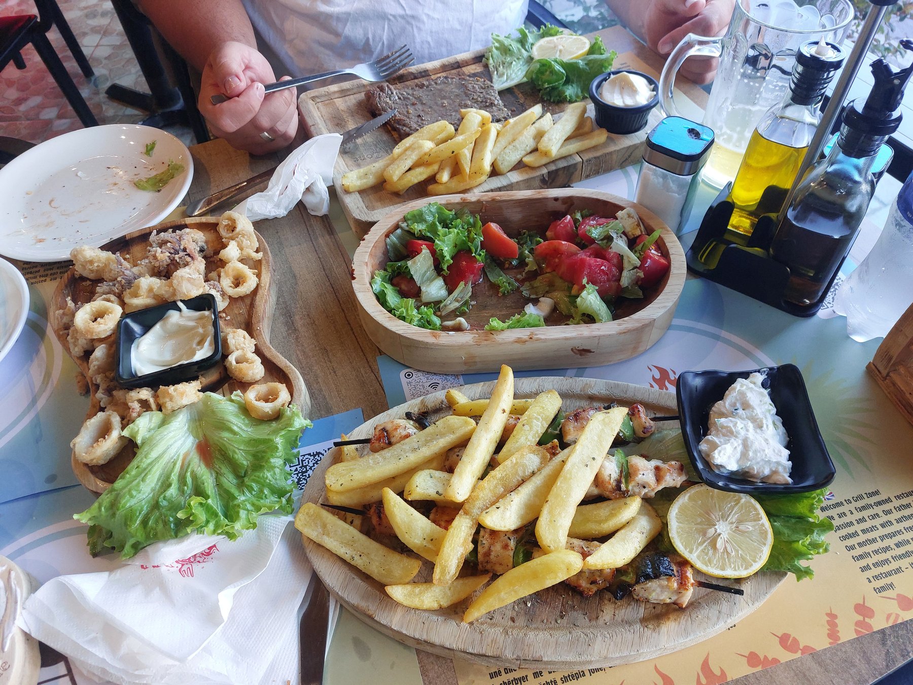 Geburtstagsessen mit Meze-Platten in Ksamil, Albanien