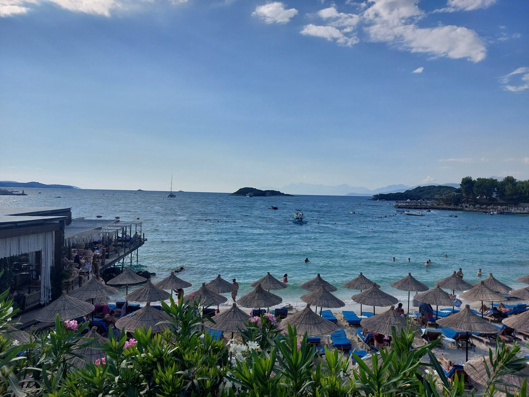 Strand mit Sonnenschirmen in Ksamil, Albanien