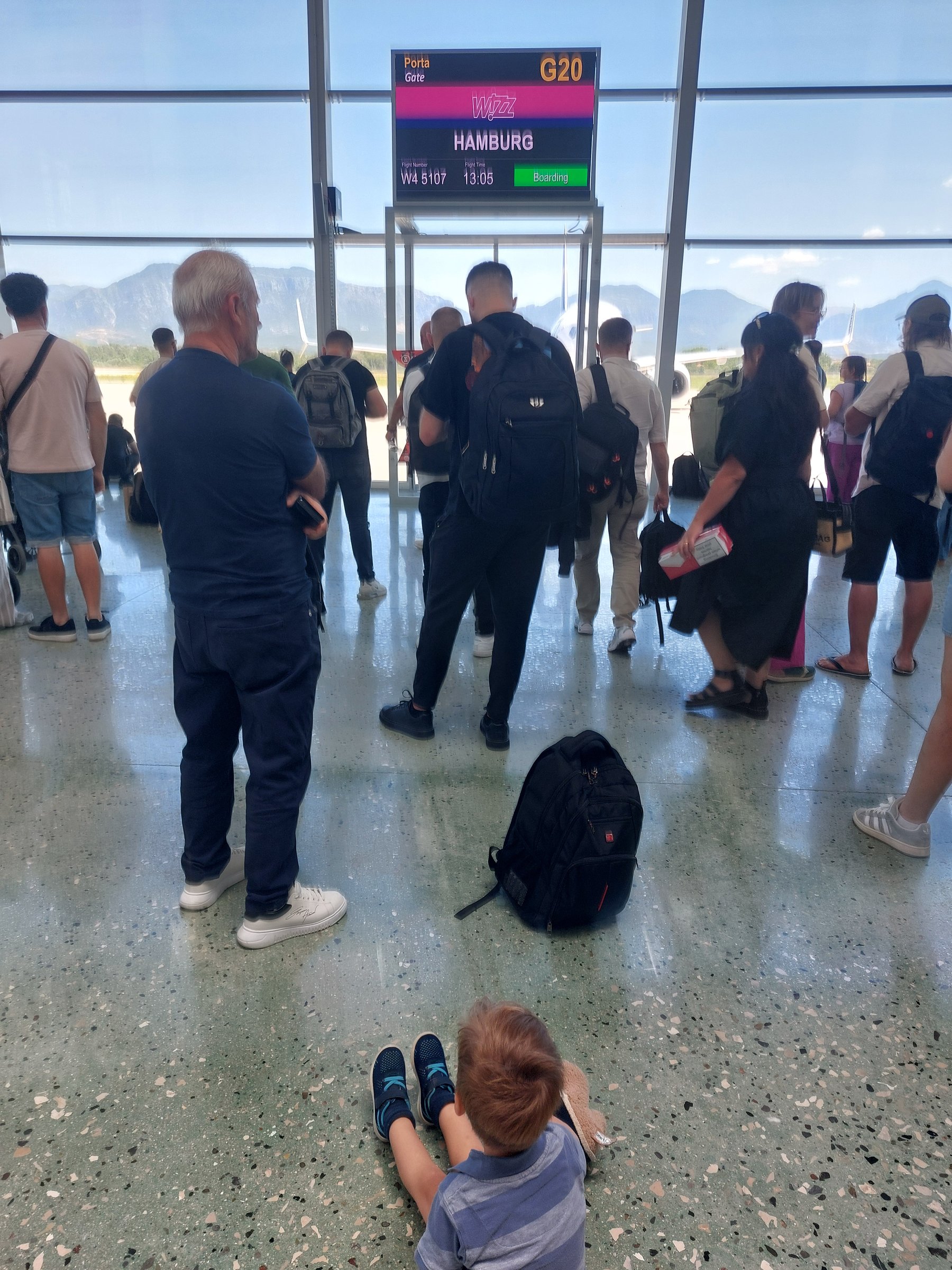 Warten auf den Rückflug nach Hamburg am Flughafen Tirana