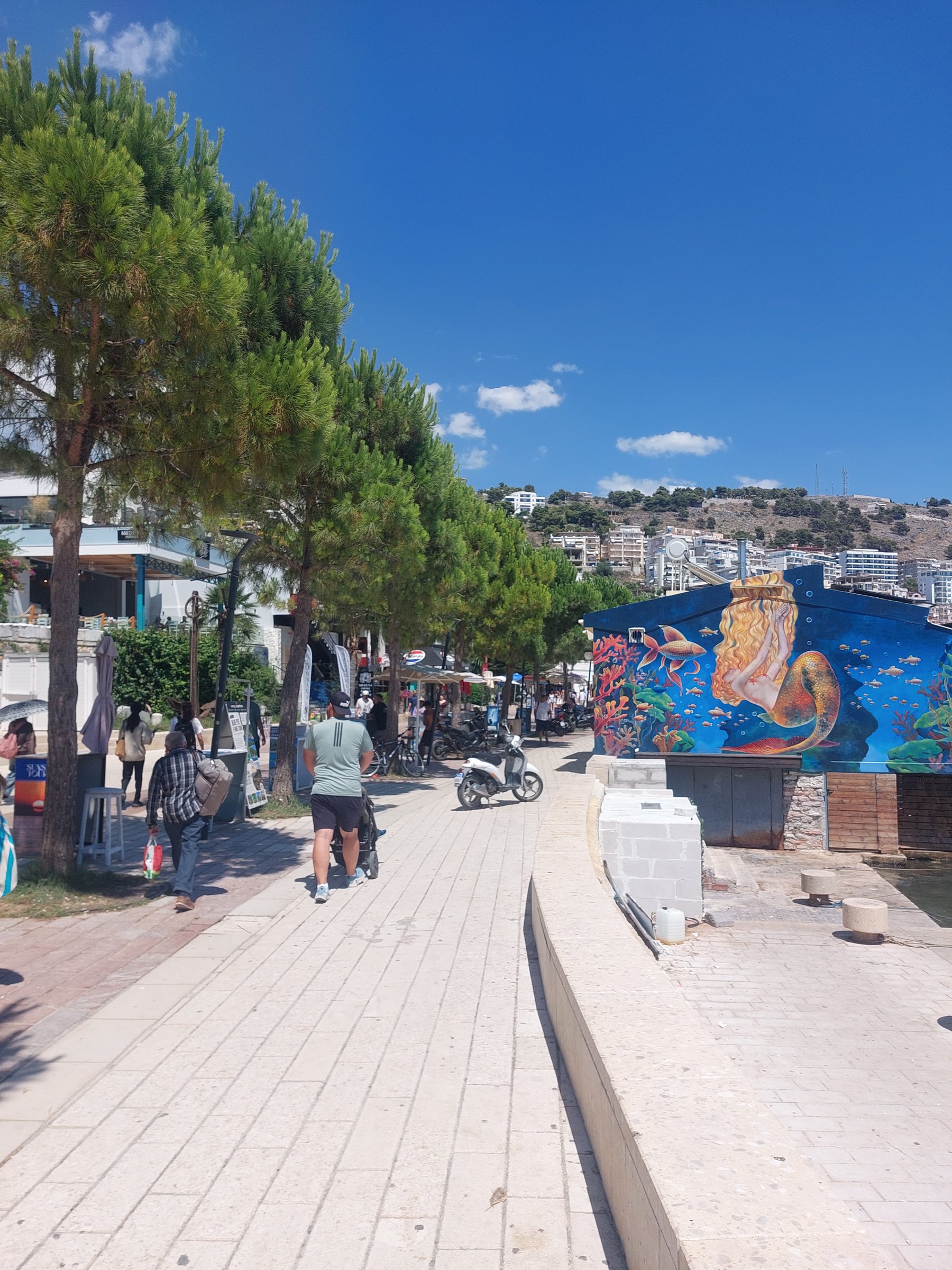 Promenade in Sarandë mit Meerjungfrauen-Wandbild, Albanien