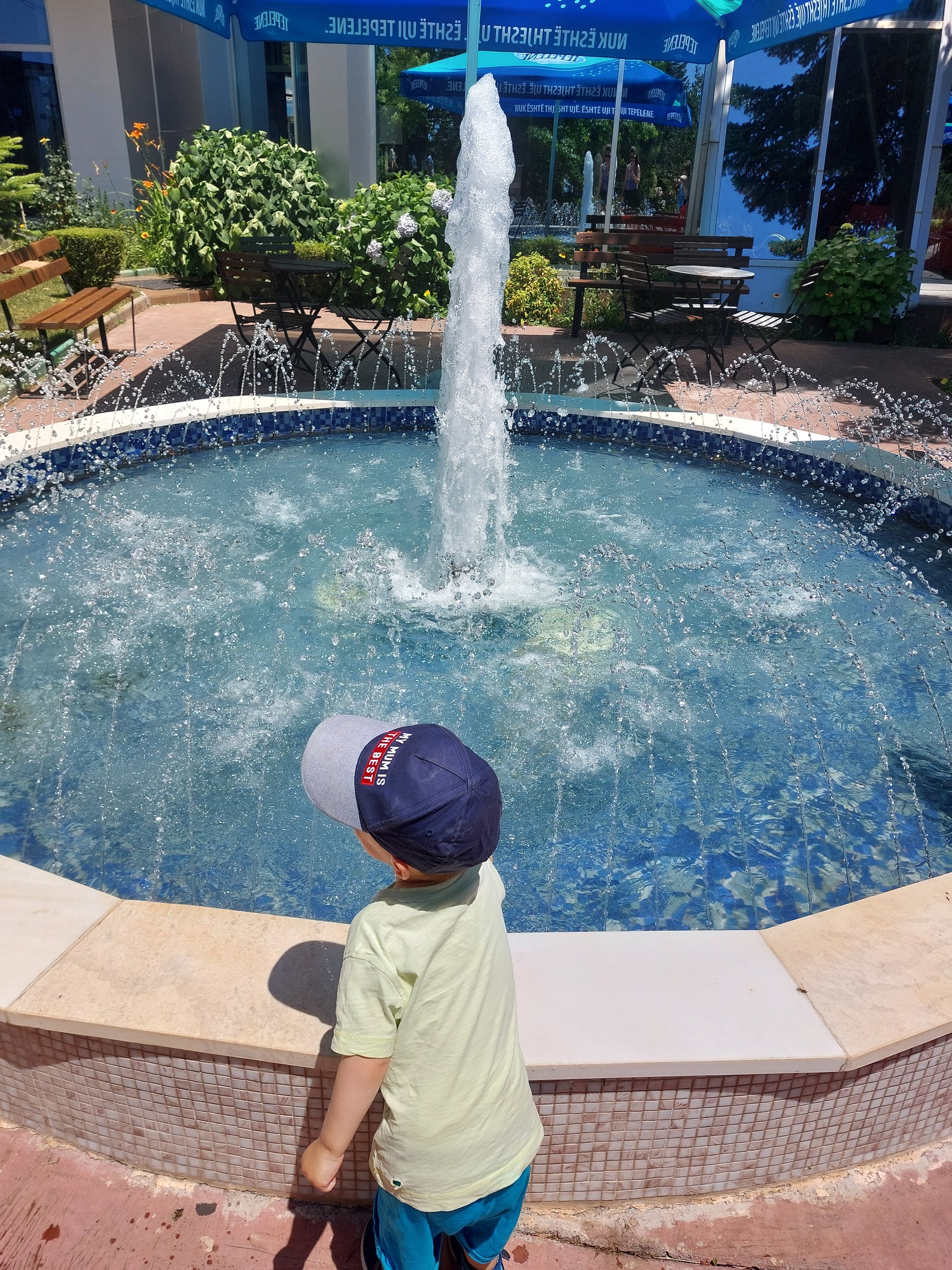 Lolo planscht am Brunnen oben auf dem Dajti-Berg