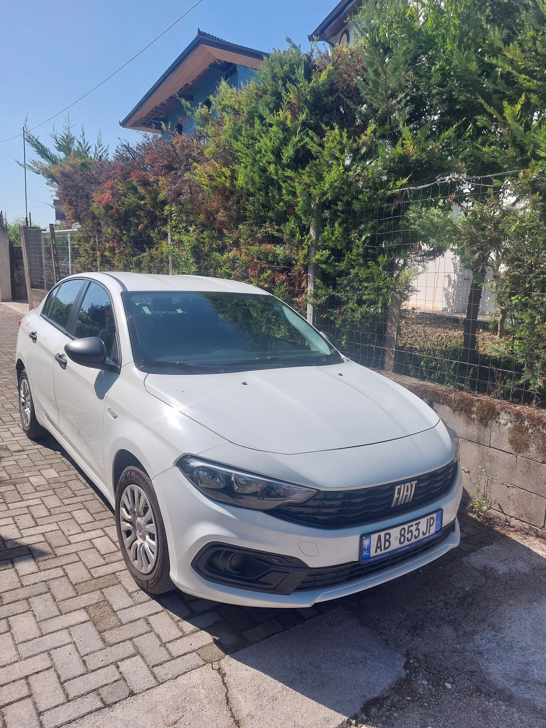 Unser weißer Mietwagen für den Albanien-Roadtrip