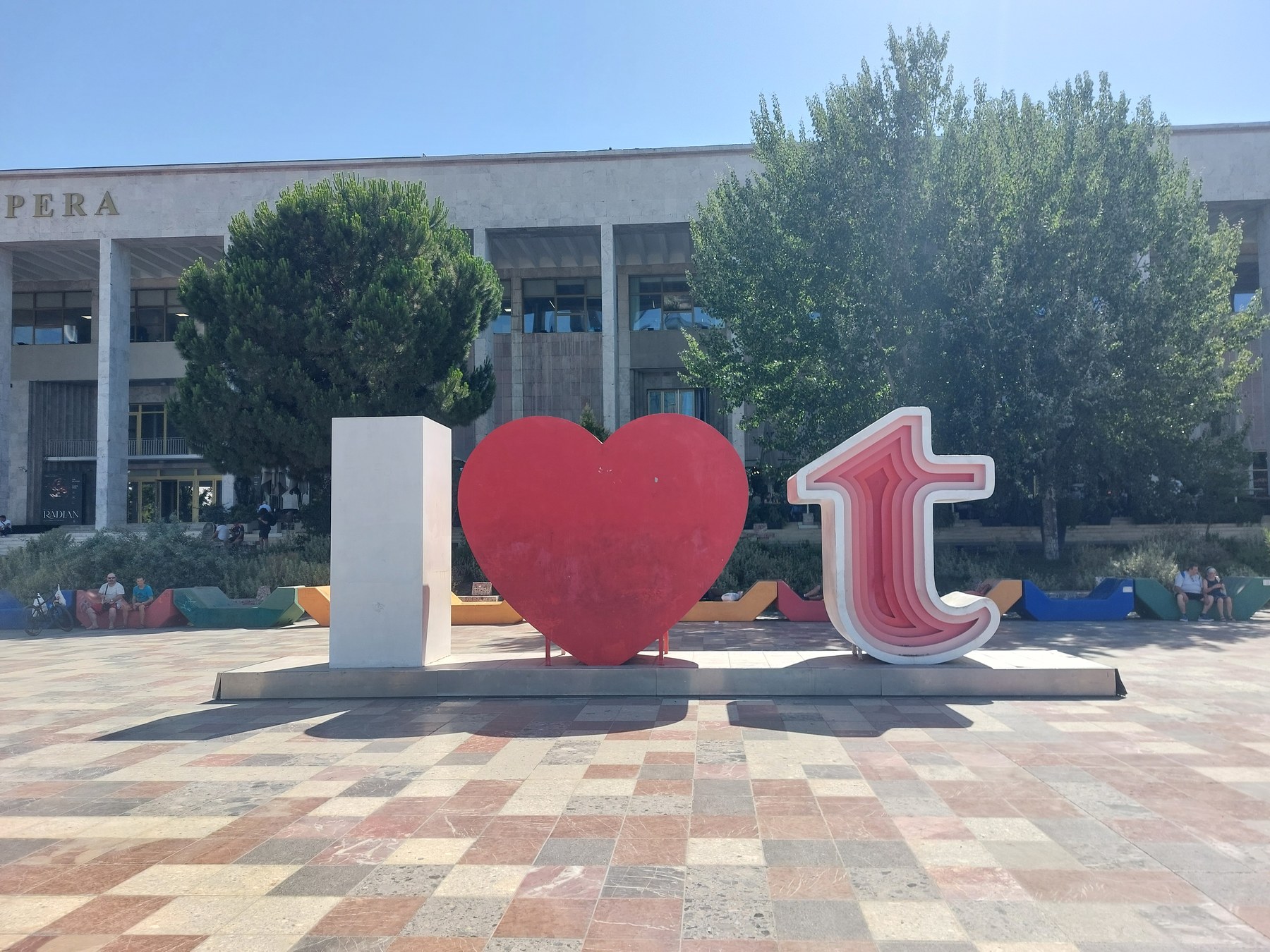 Das große Tirana-Schild auf dem Skanderbeg-Platz in Tirana