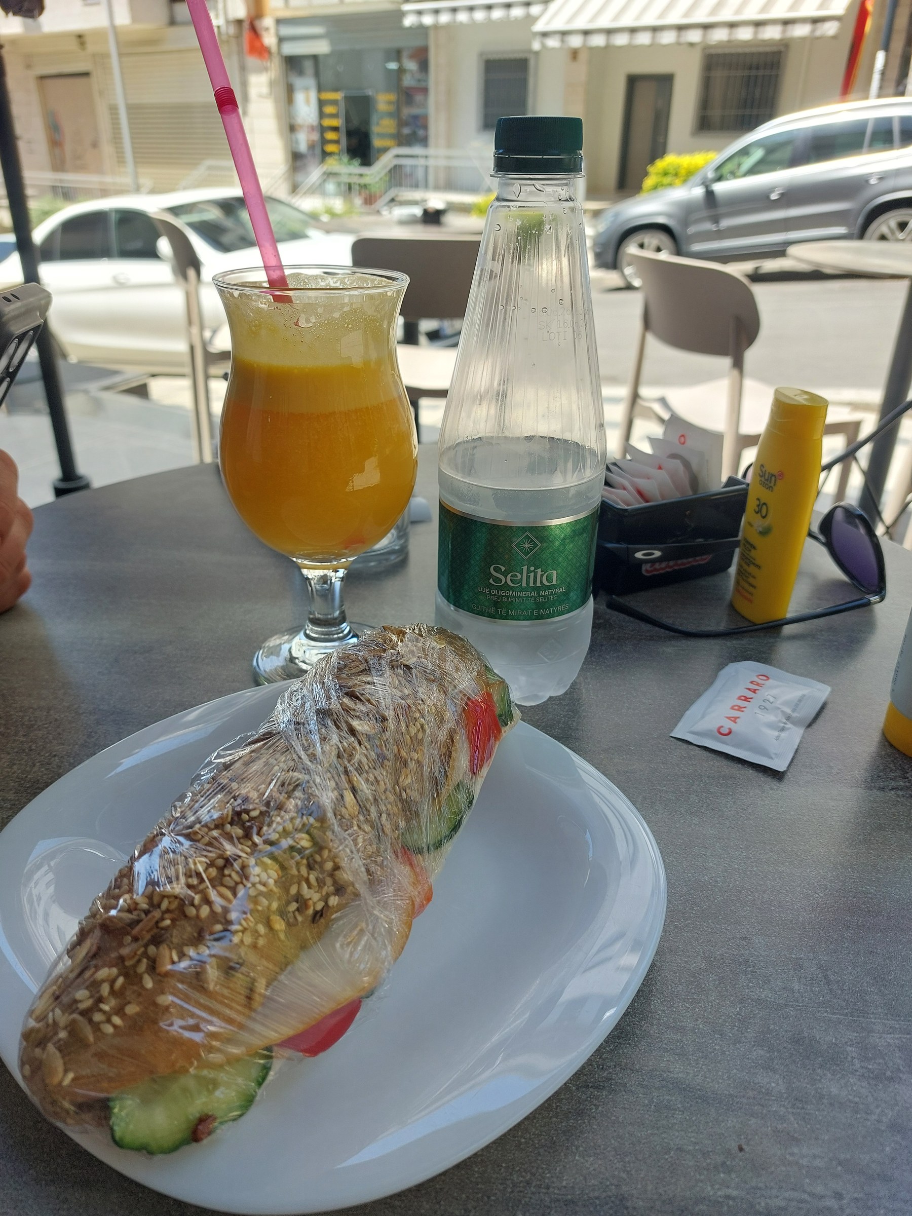Snackpause mit Sandwich und Orangensaft unterwegs in Tirana