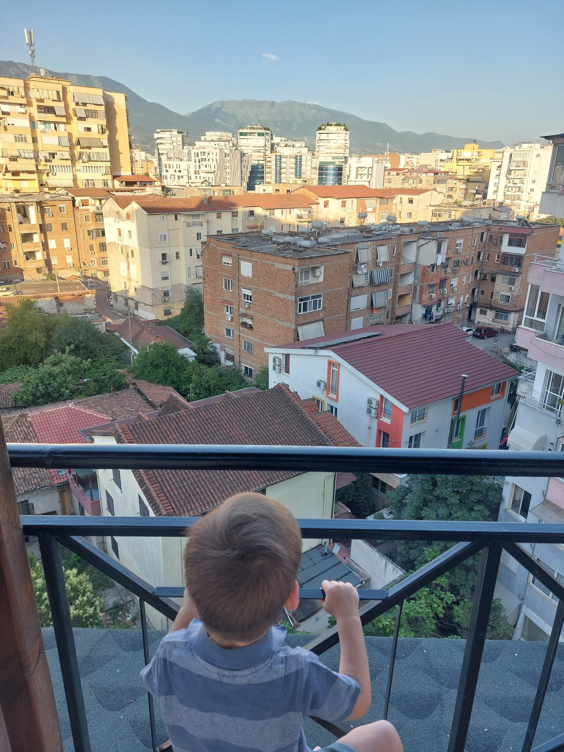 Ausblick von unserer Unterkunft in Tirana über die Dächer der Stadt
