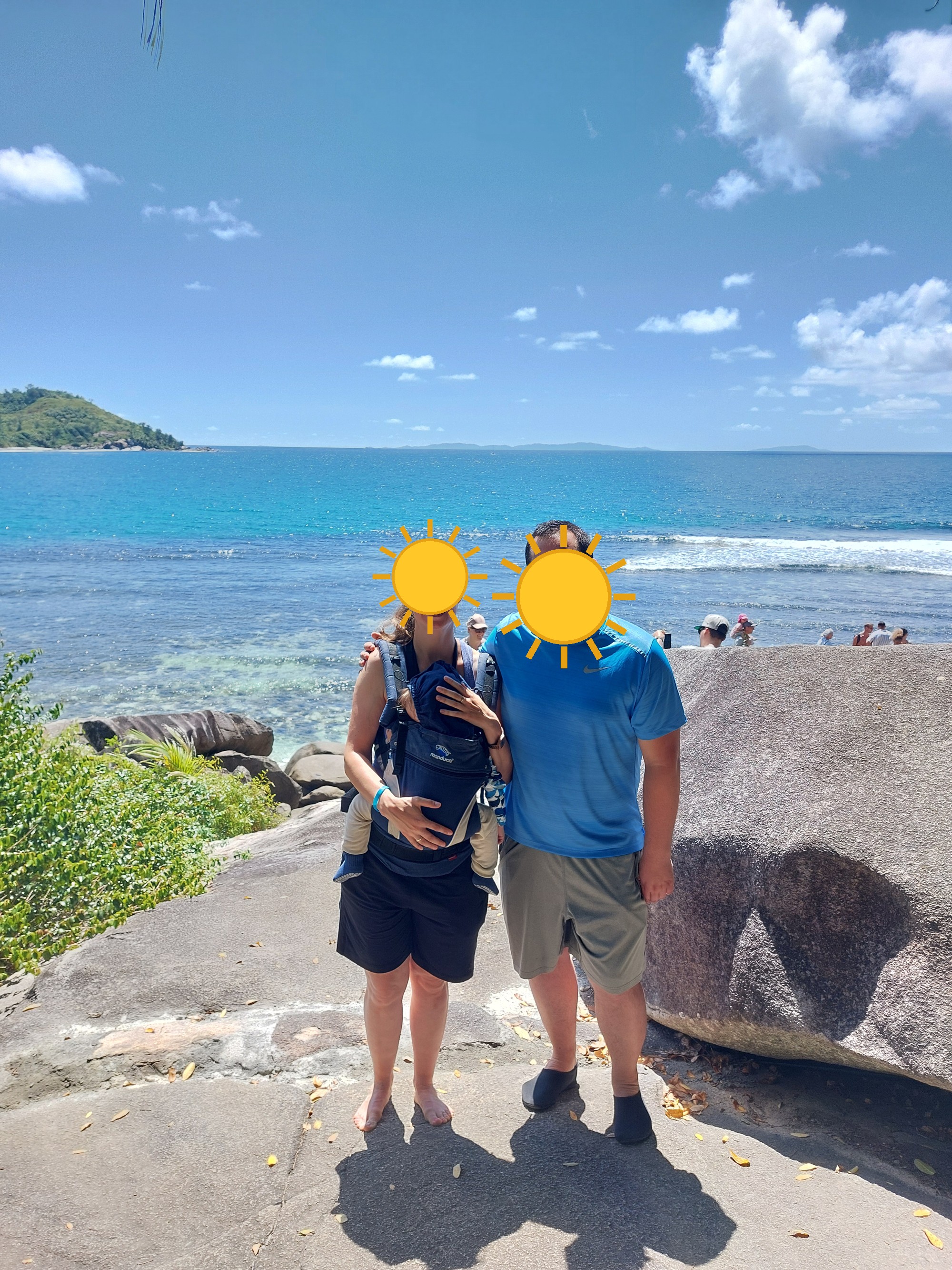Nina, Papa und Lolo am Strand (Gesichter aus Privatsphäre-Gründen verdeckt)