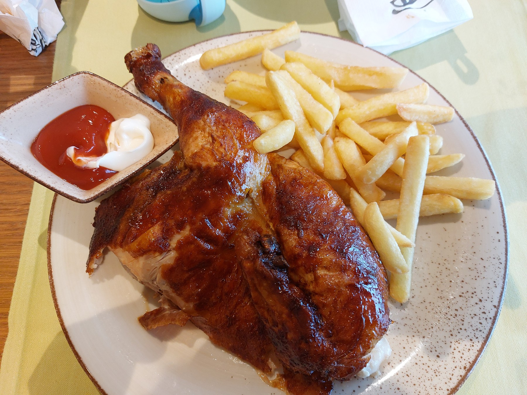 Hähnchen mit Pommes im Brauhaus an Bord der AIDA Cosma