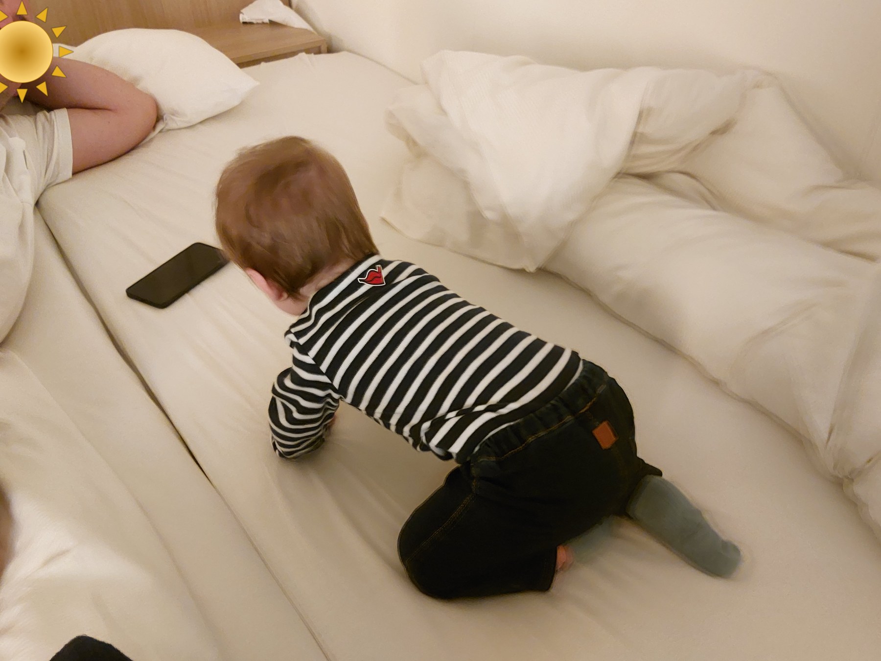 Papa und Lolo in der Innenkabine, Betten an die Wand gerückt, Lolo im AIDA-Body beim Krabbeln (Gesicht mit Sonne verdeckt)