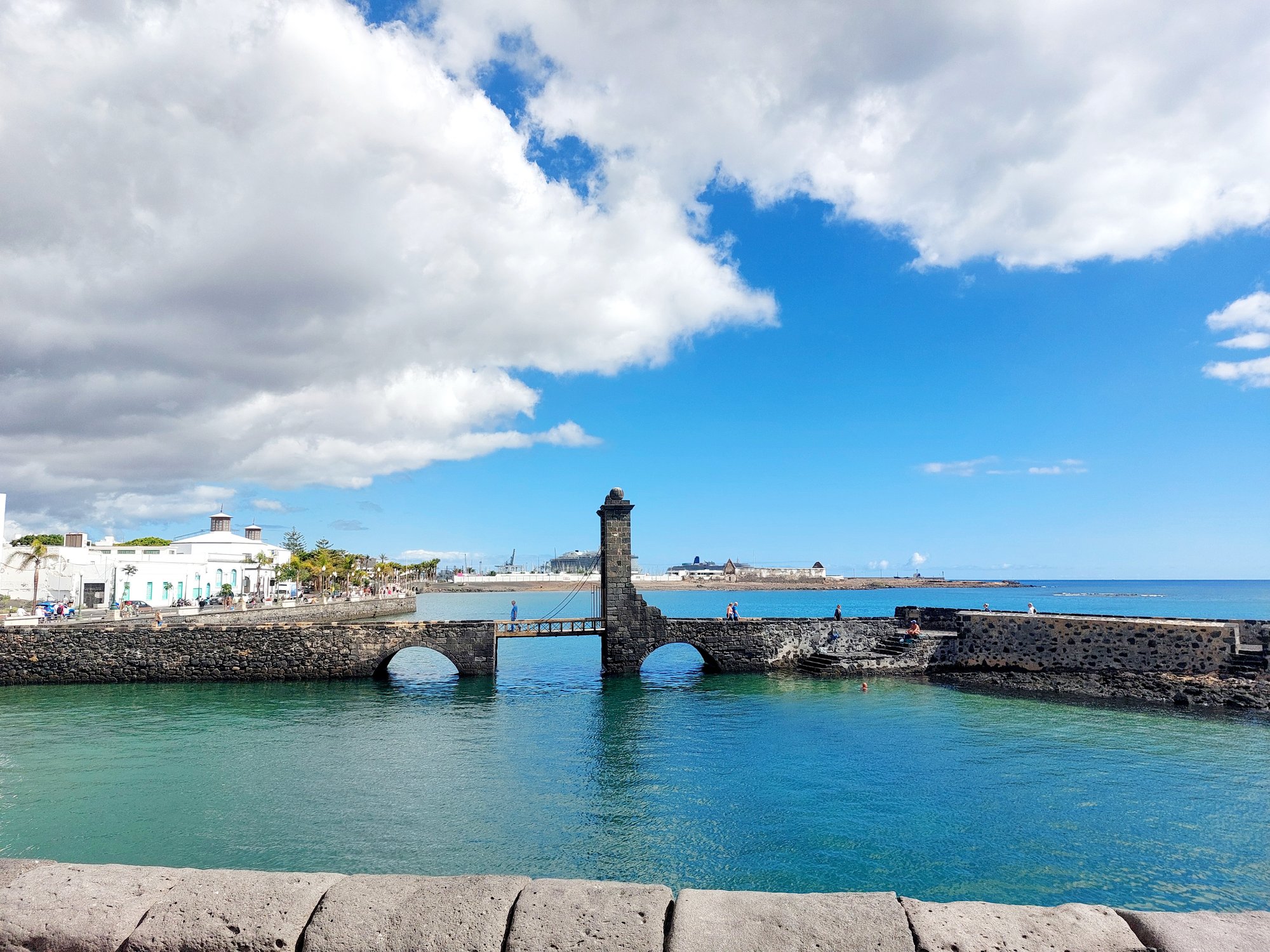 Castillo de San Gabriel in Arrecife mit Blick über das Wasser