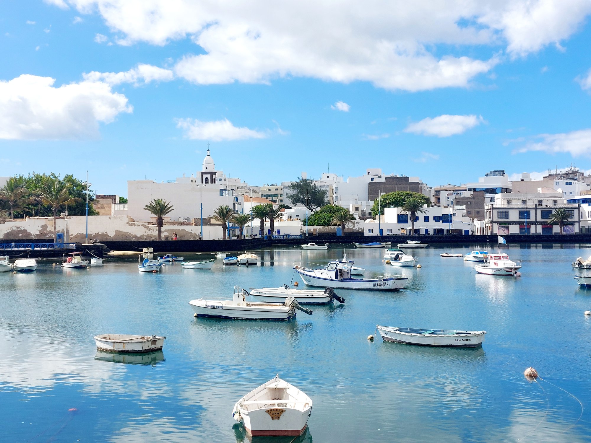 Charco de San Ginés in Arrecife mit kleinen Fischerbooten