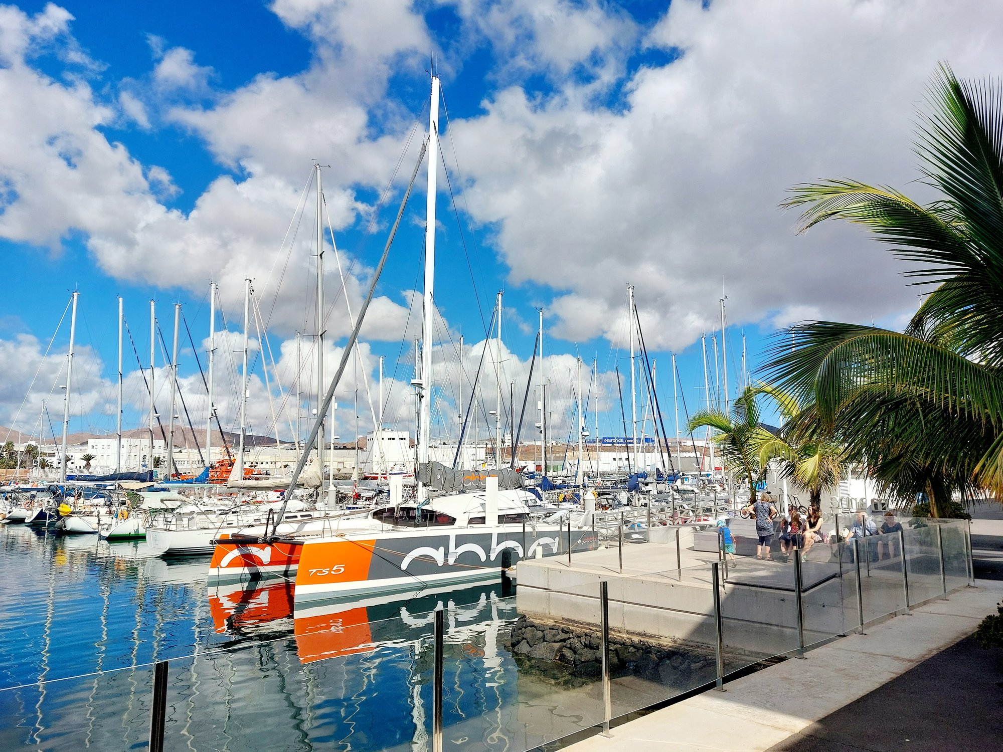 Jachthafen von Arrecife mit Segelbooten und Katamaran