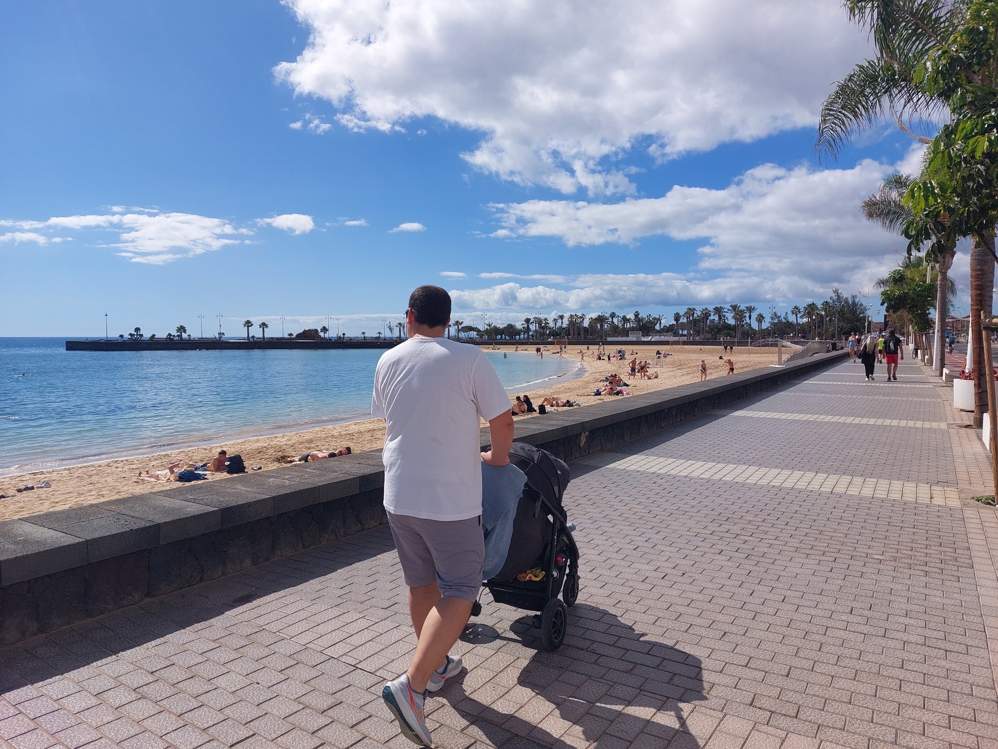 Strandpromenade in Arrecife mit Papa und Buggy