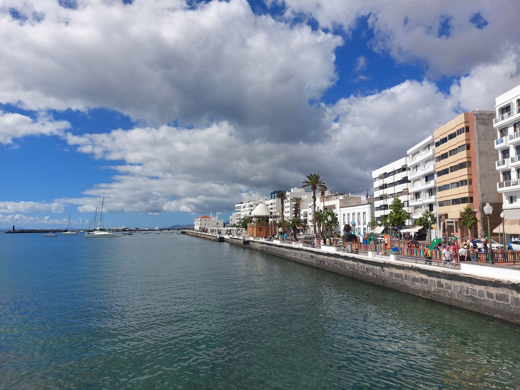 Promenade von Arrecife mit Blick auf Segelboote im Wasser