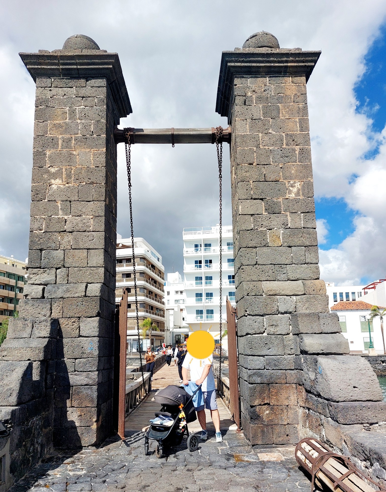 Puente de las Bolas, die Brücke zum Castillo de San Gabriel in Arrecife (Gesicht mit Sonne verdeckt)