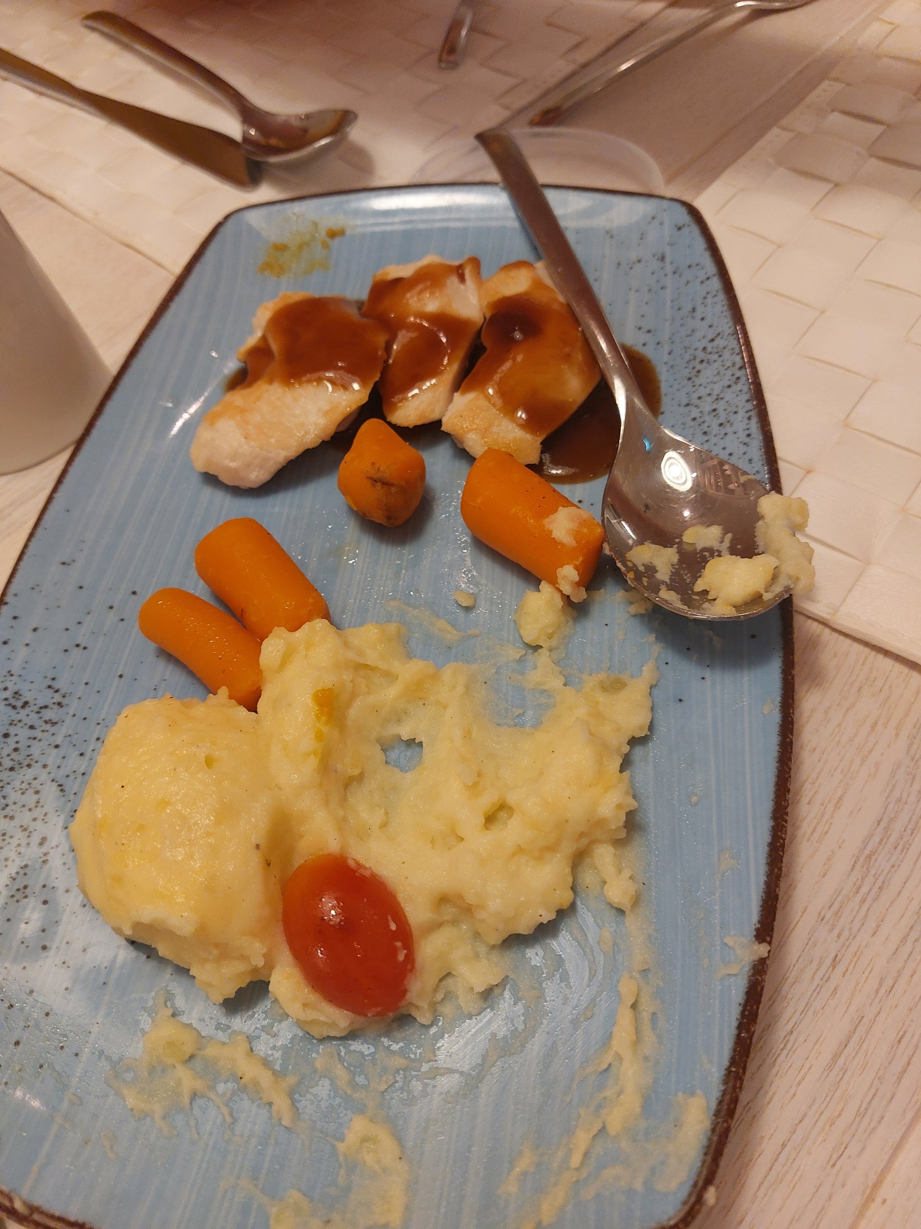Kindergericht für Lolo mit Hähnchen, Karotten und Kartoffelbrei im Fuego Familienrestaurant