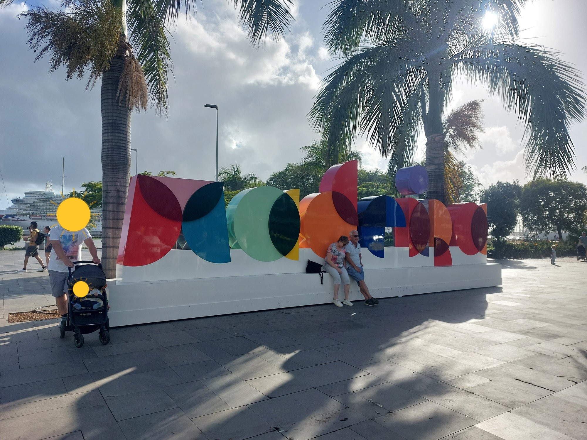 Bunter Madeira-Schriftzug als Kunstwerk in Funchal (Gesichter mit Sonne verdeckt)