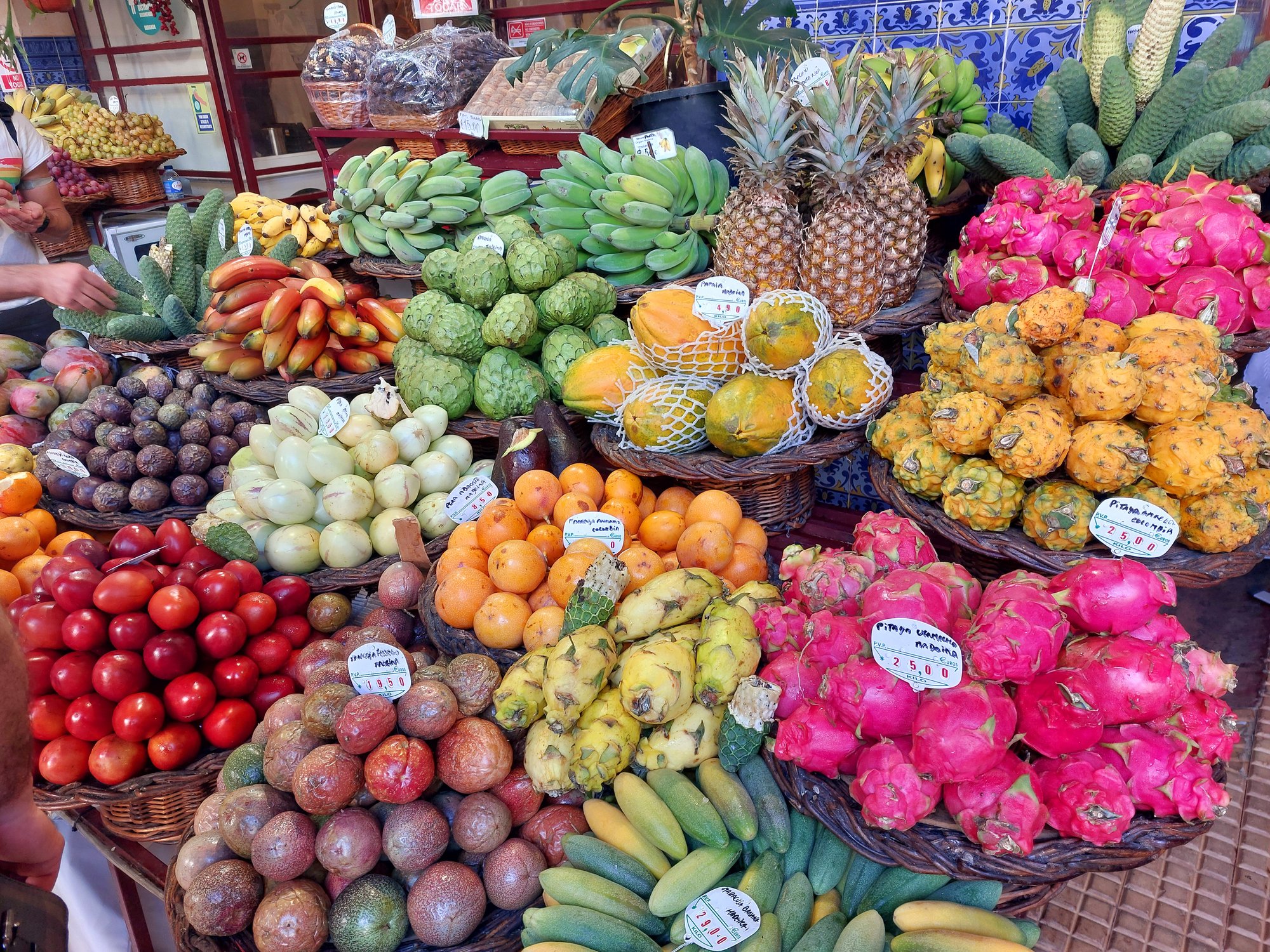 Bunte Obst- und Gemüsestände in der Markthalle Mercado dos Lavradores in Funchal
