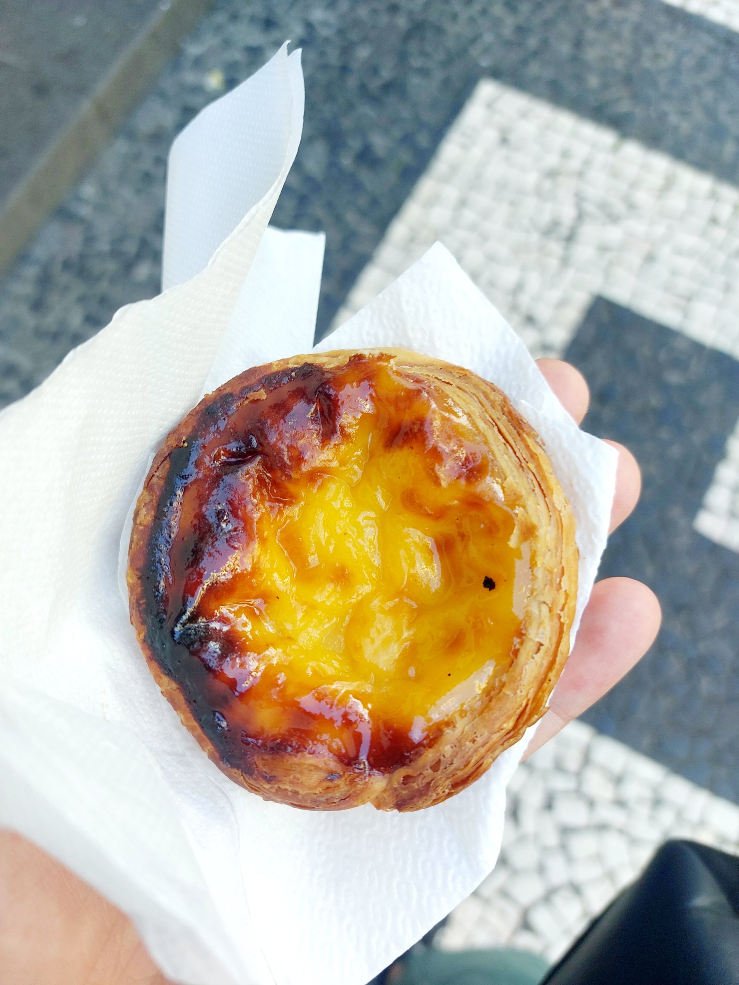 Frisches Pastel de Nata vom Café NATA 7 in Funchal