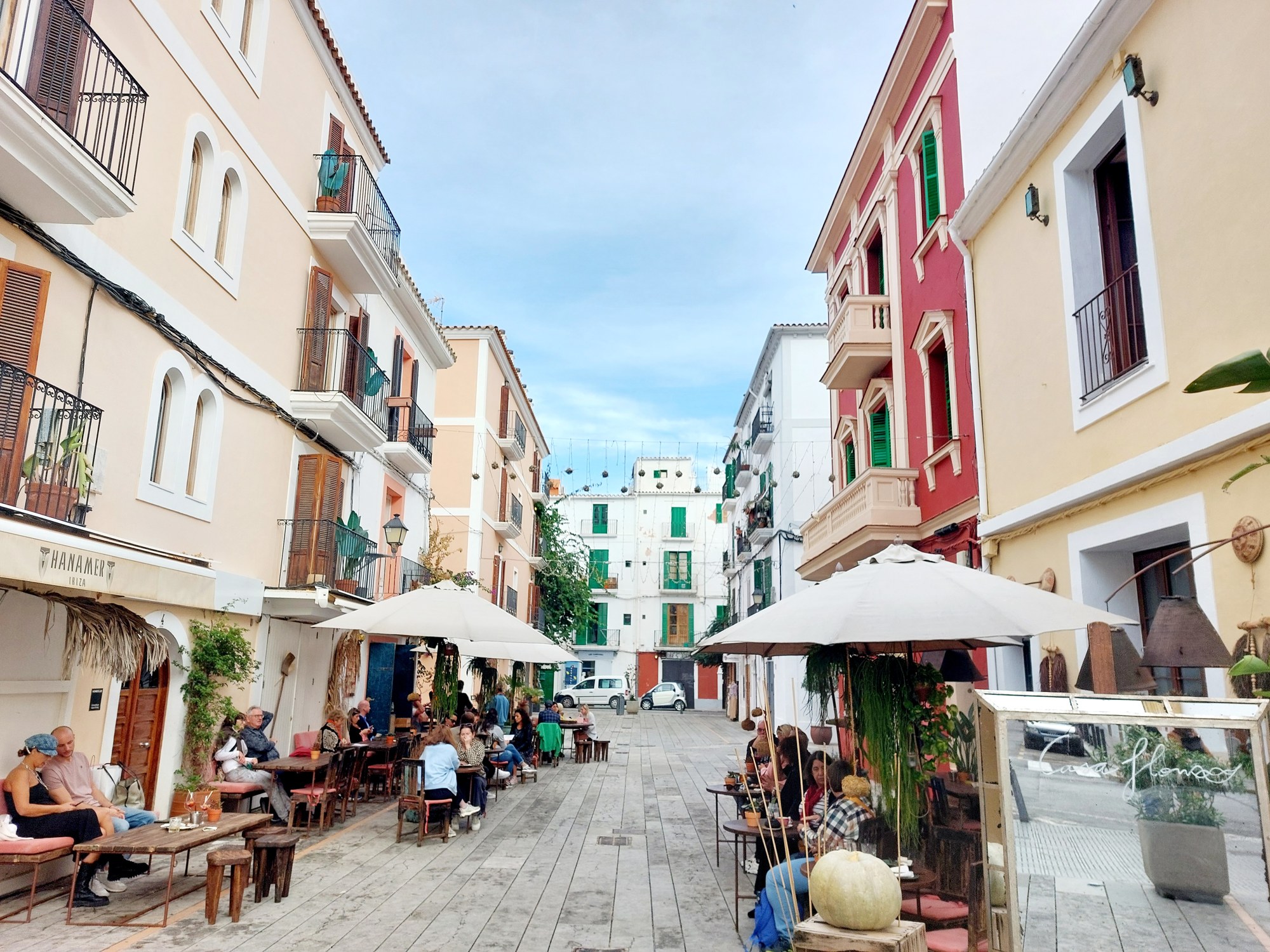 Gasse in der Altstadt von Ibiza mit Straßencafés und bunten Häusern
