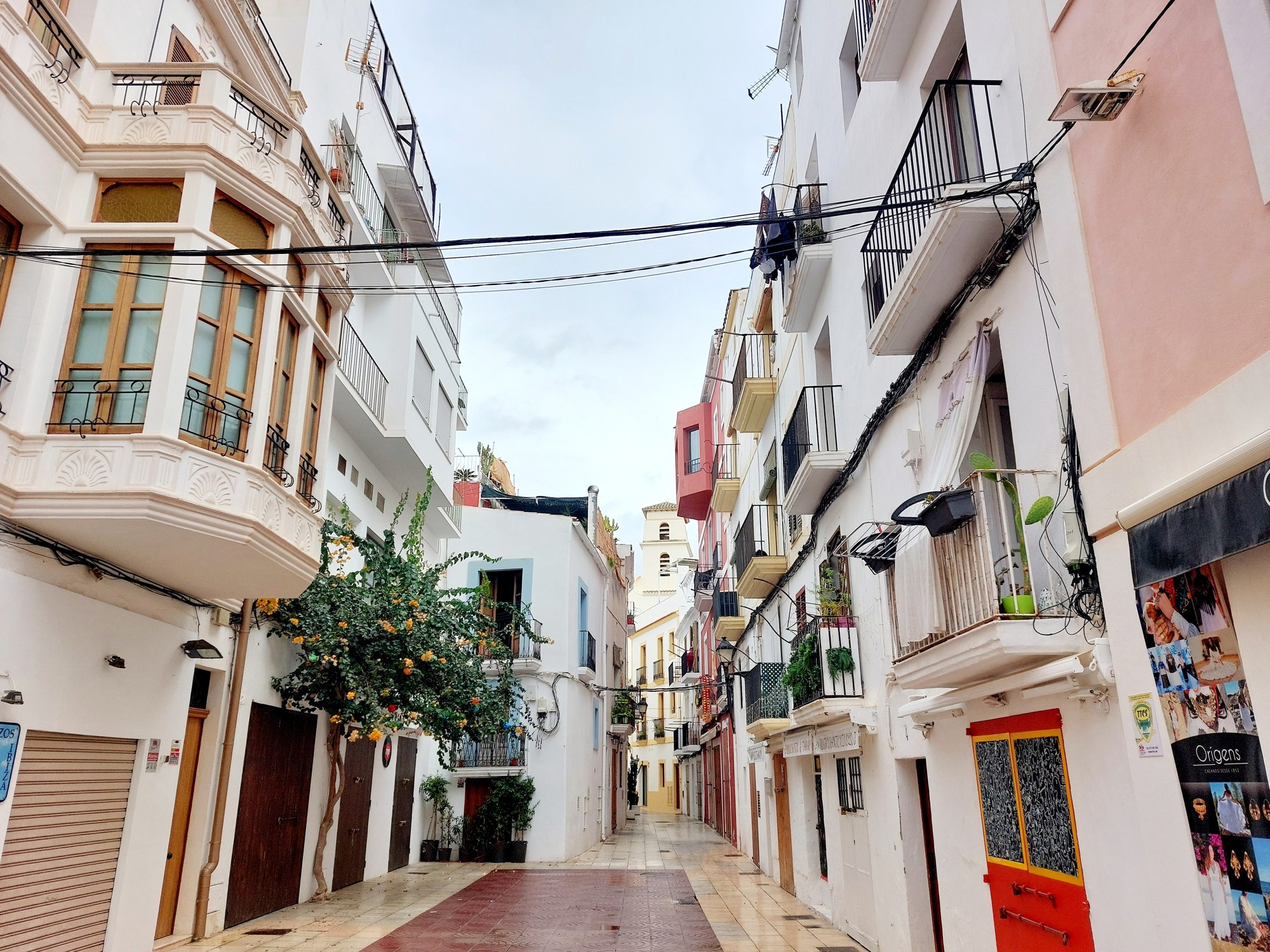 Weiße Gasse in der Altstadt von Ibiza