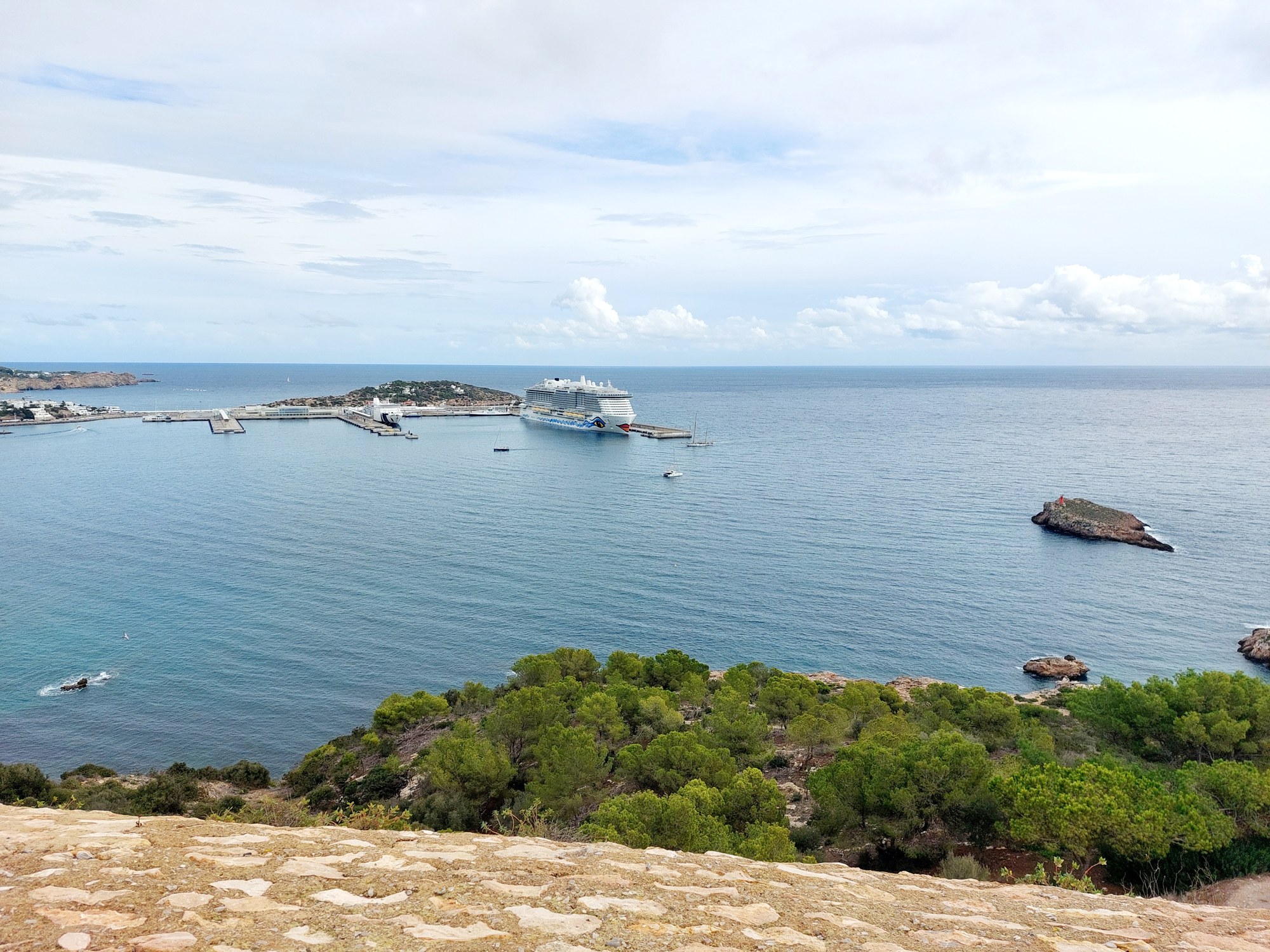 Ausblick von der Burg Ibiza auf die AIDA Cosma im Hafen