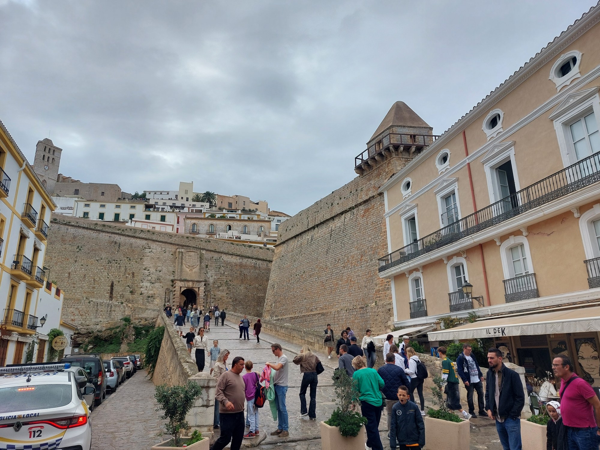 Treppen und Weg hoch zur Burg von Ibiza mit vielen Besuchern