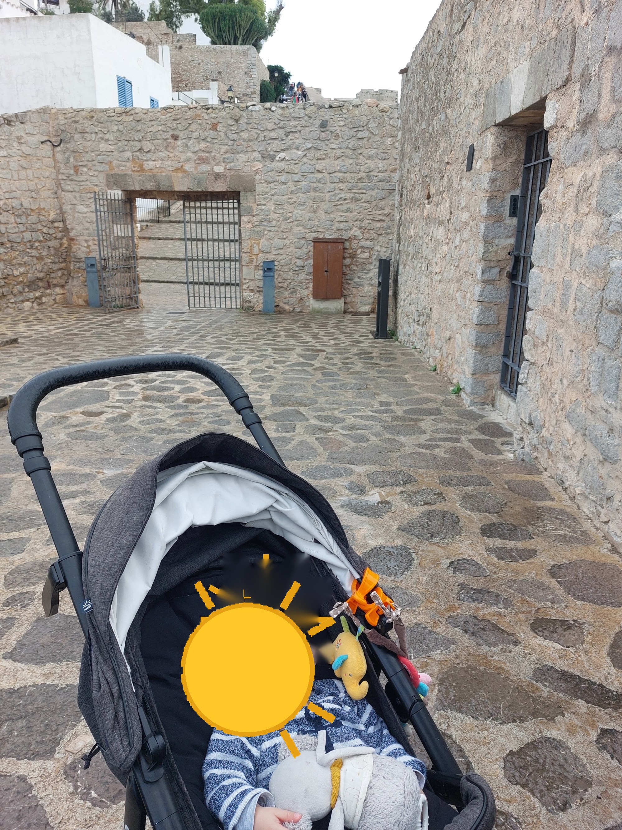 Lolo im Buggy in der Altstadt von Ibiza (Gesicht mit Sonne verdeckt)