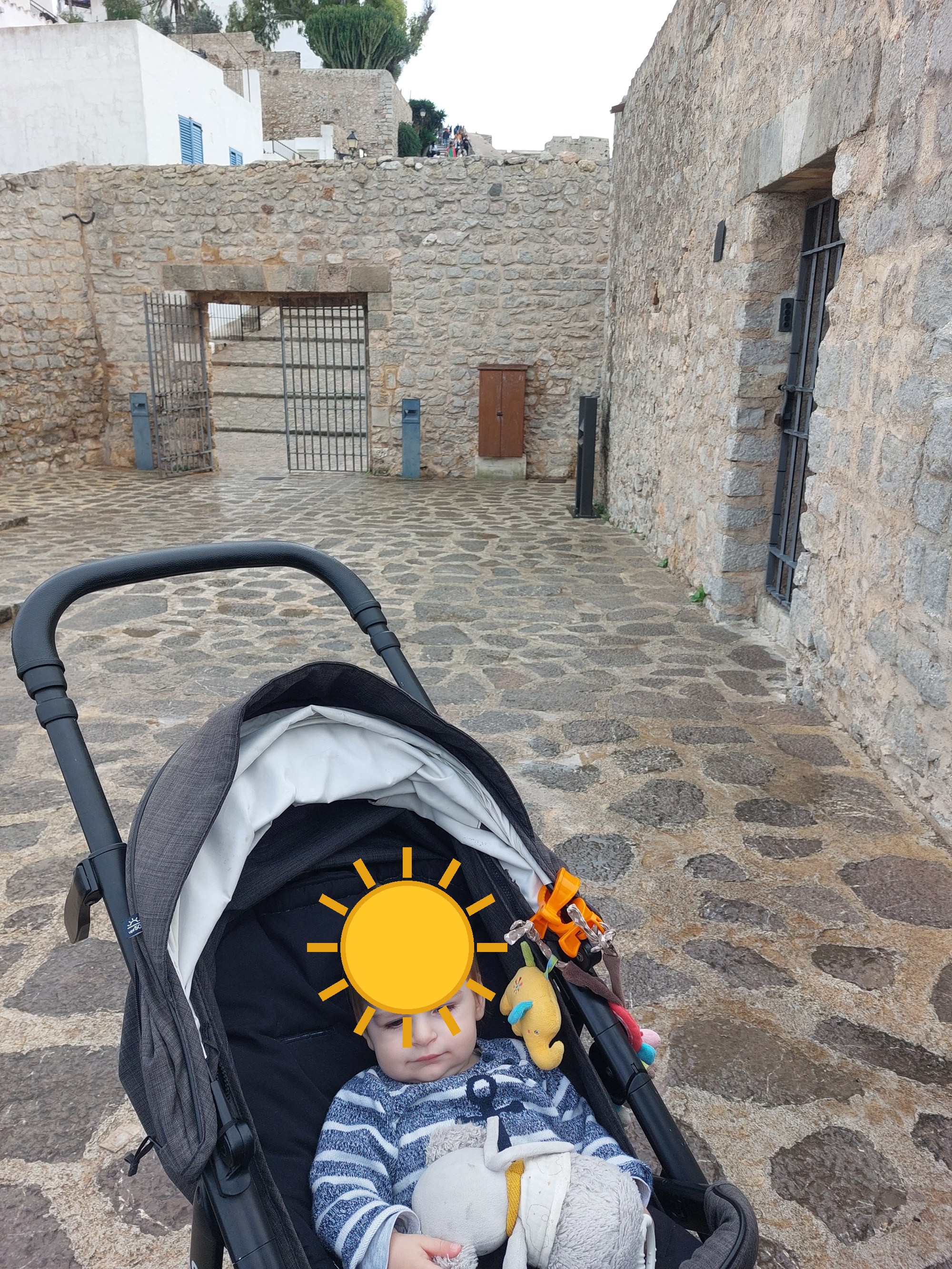 Lolo im Buggy in der Altstadt von Ibiza (Gesicht mit Sonne verdeckt)