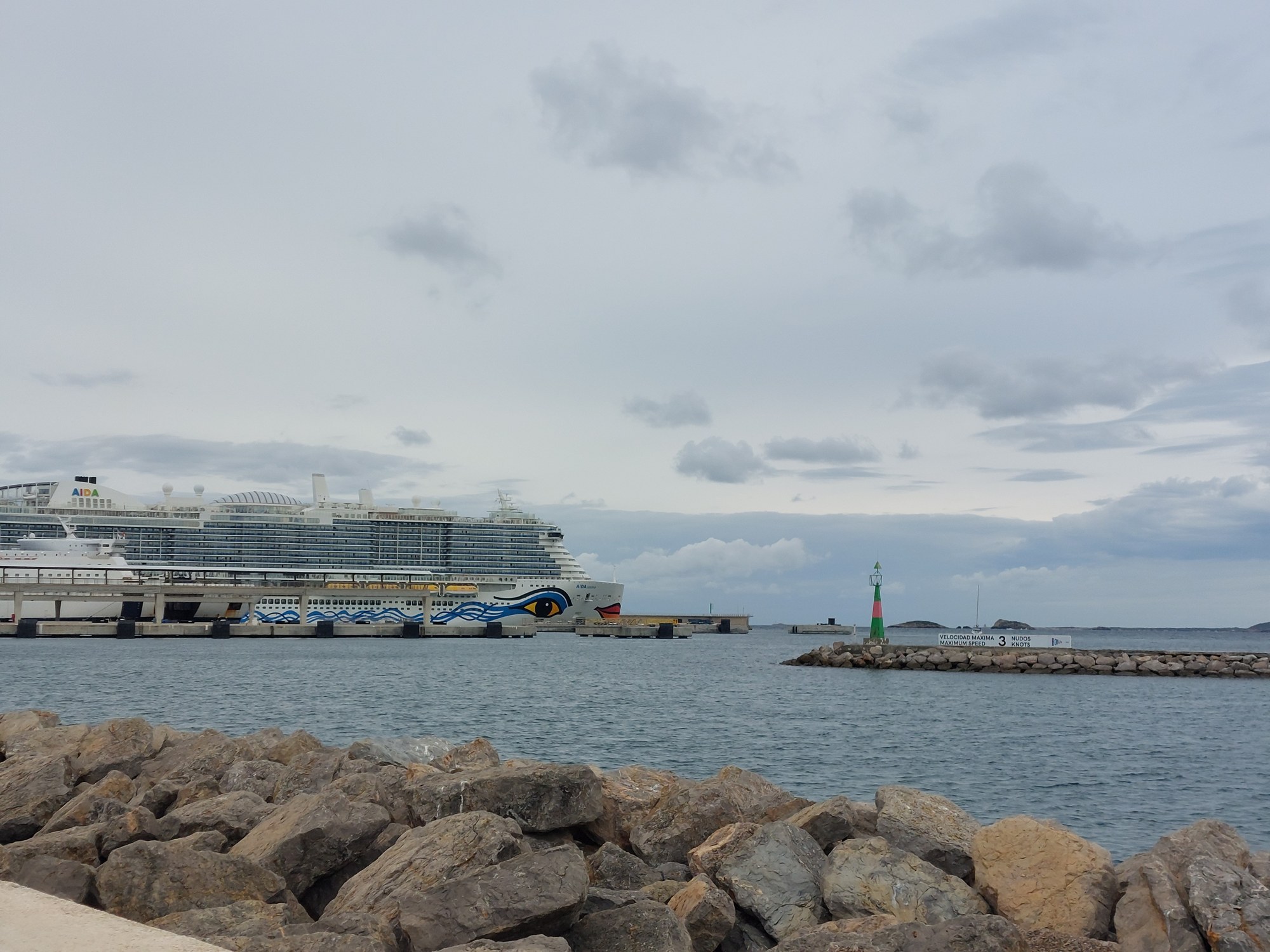 Blick zurück auf die AIDA Cosma im Hafen von Ibiza