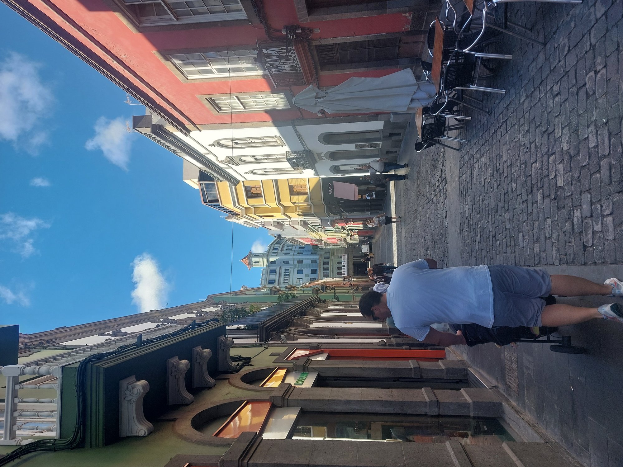 Gasse in der Altstadt von Las Palmas mit bunten Häusern