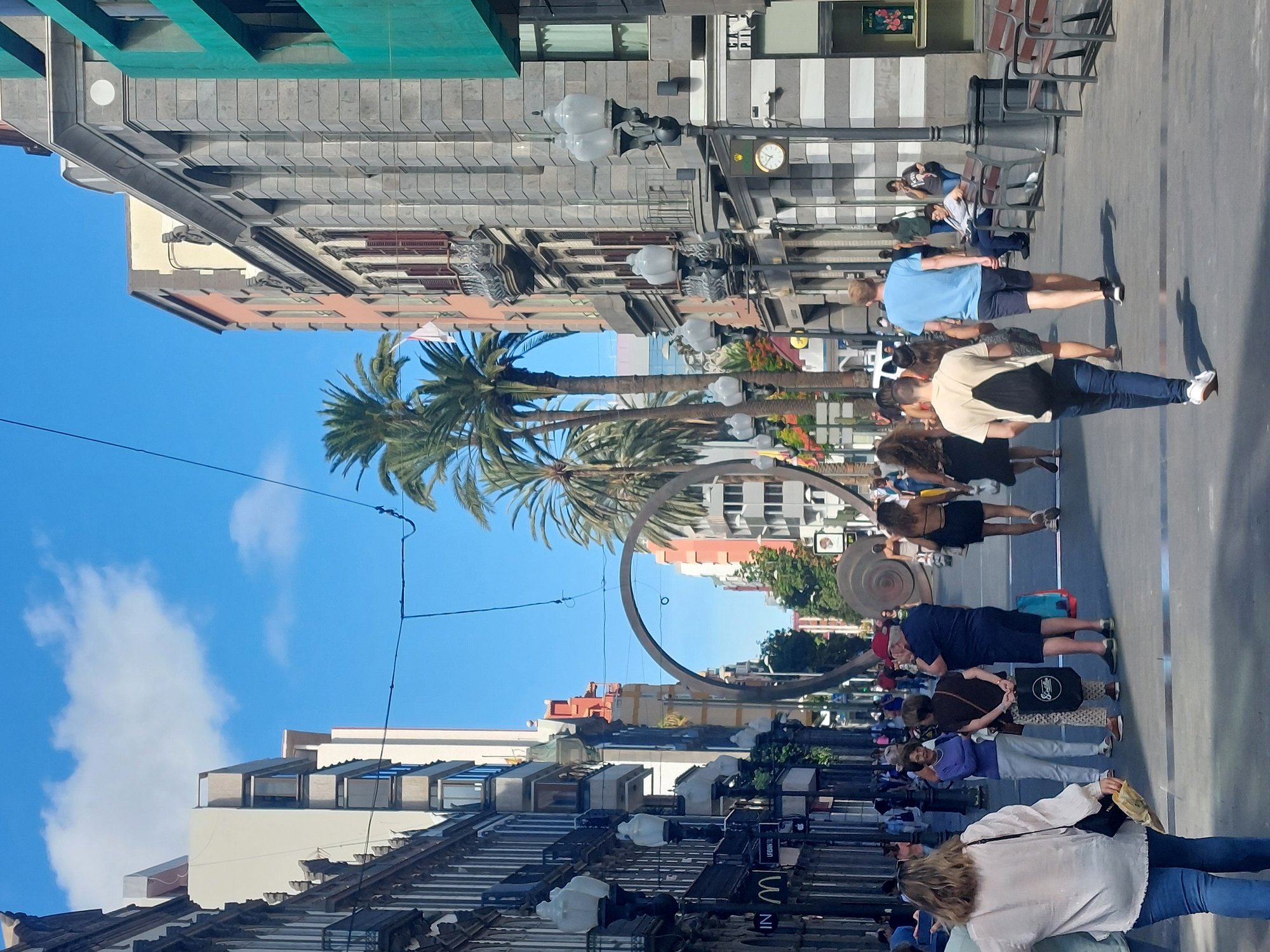 Calle Triana in Las Palmas mit Ring-Skulptur und Palmen