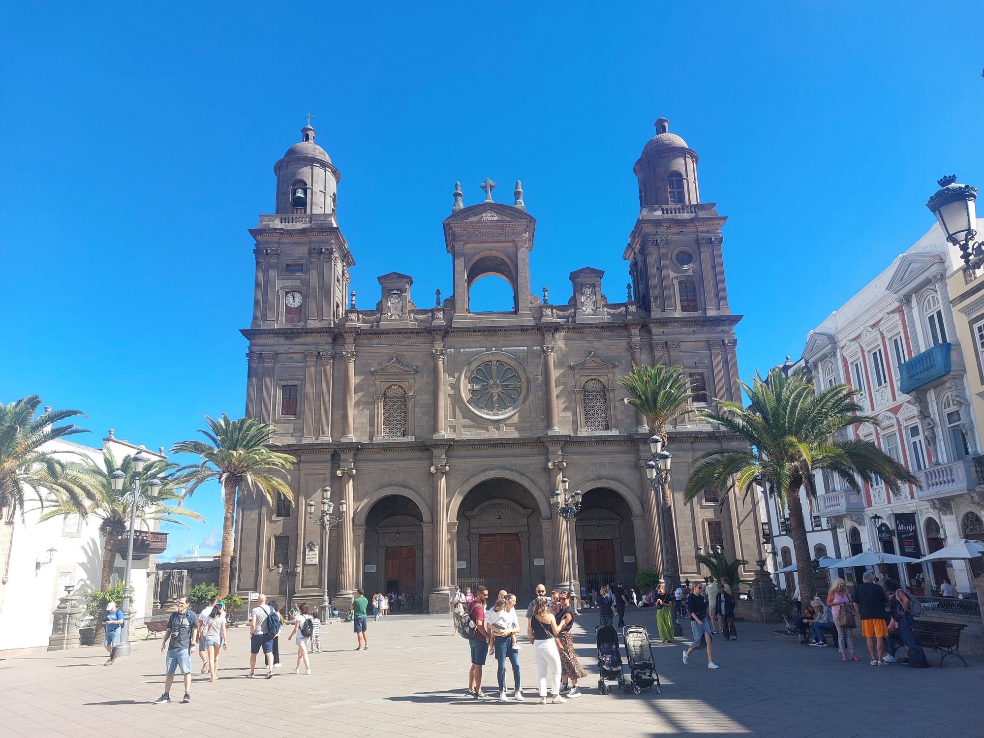 Eine der Hundestatuen (Perros de Santa Ana) auf der Plaza de Santa Ana in Las Palmas