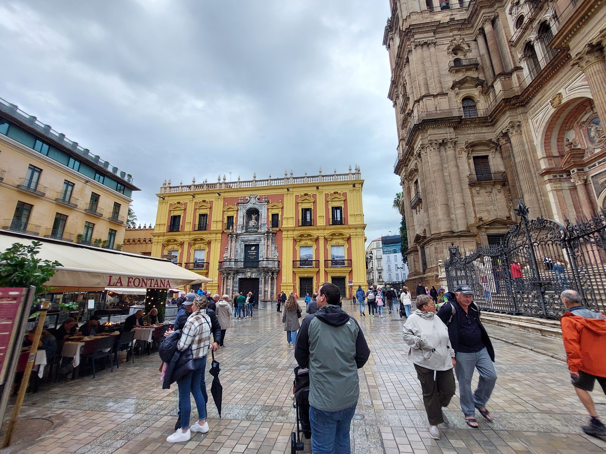 Plaza mit Palacio Episcopal und Kathedrale in Málaga