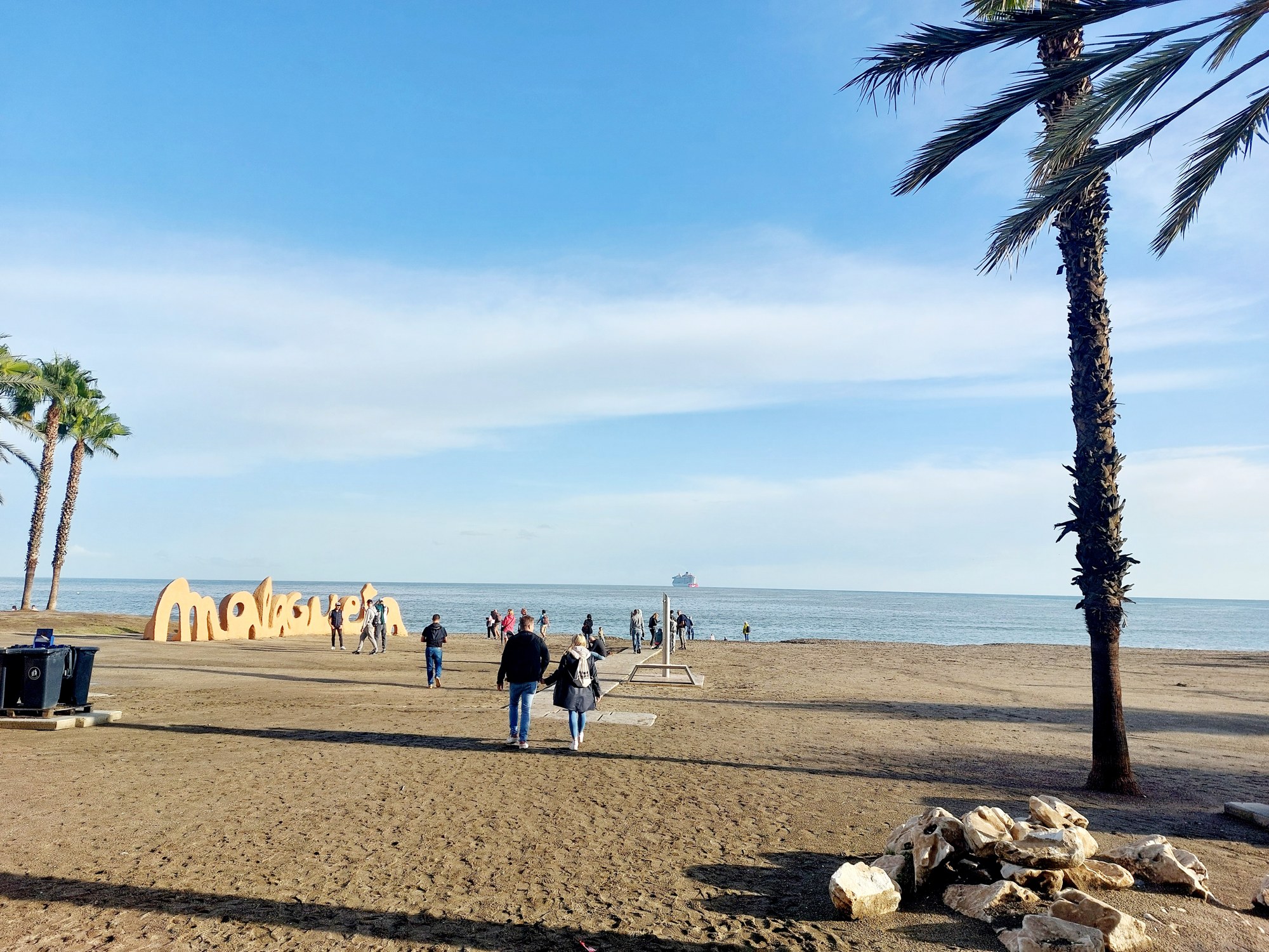 Malagueta-Schriftzug am Strand von Málaga
