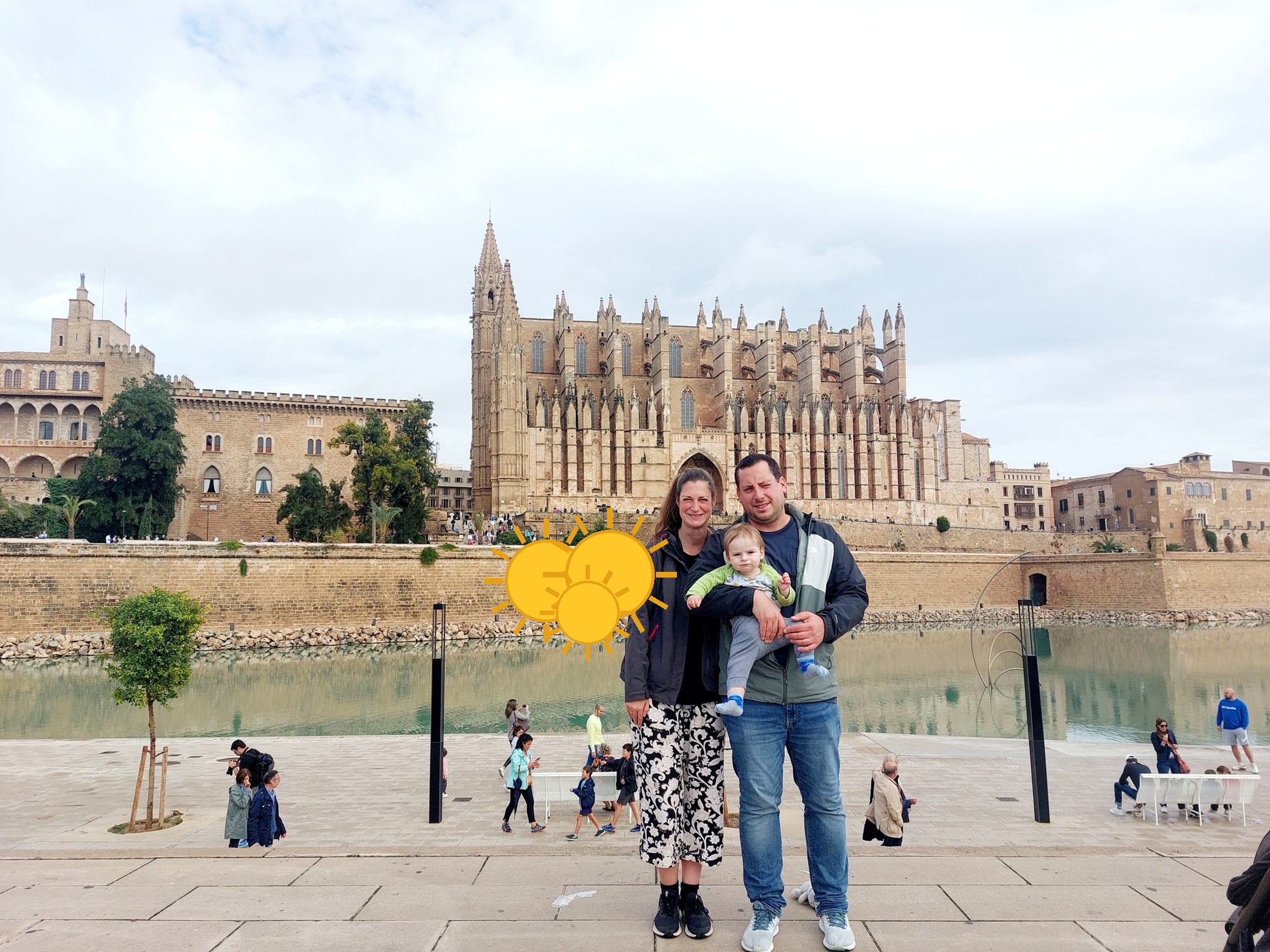 Nina, Papa und Lolo vor der Kathedrale La Seu in Palma de Mallorca (Gesichter mit Sonne verdeckt)