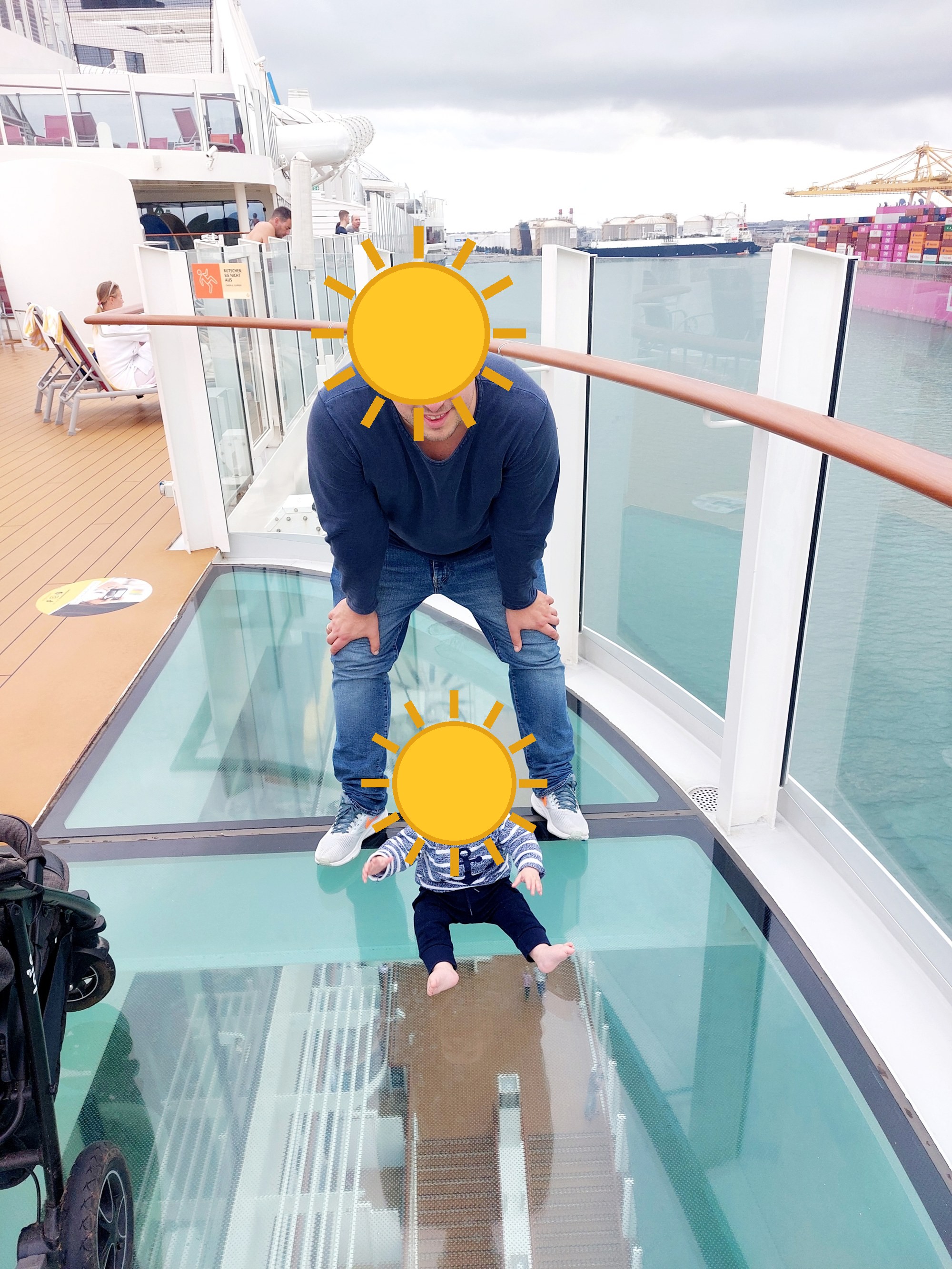Papa und Lolo entdecken gemeinsam das Schiff auf dem Glasboden-Deck (Gesichter mit Sonne verdeckt)