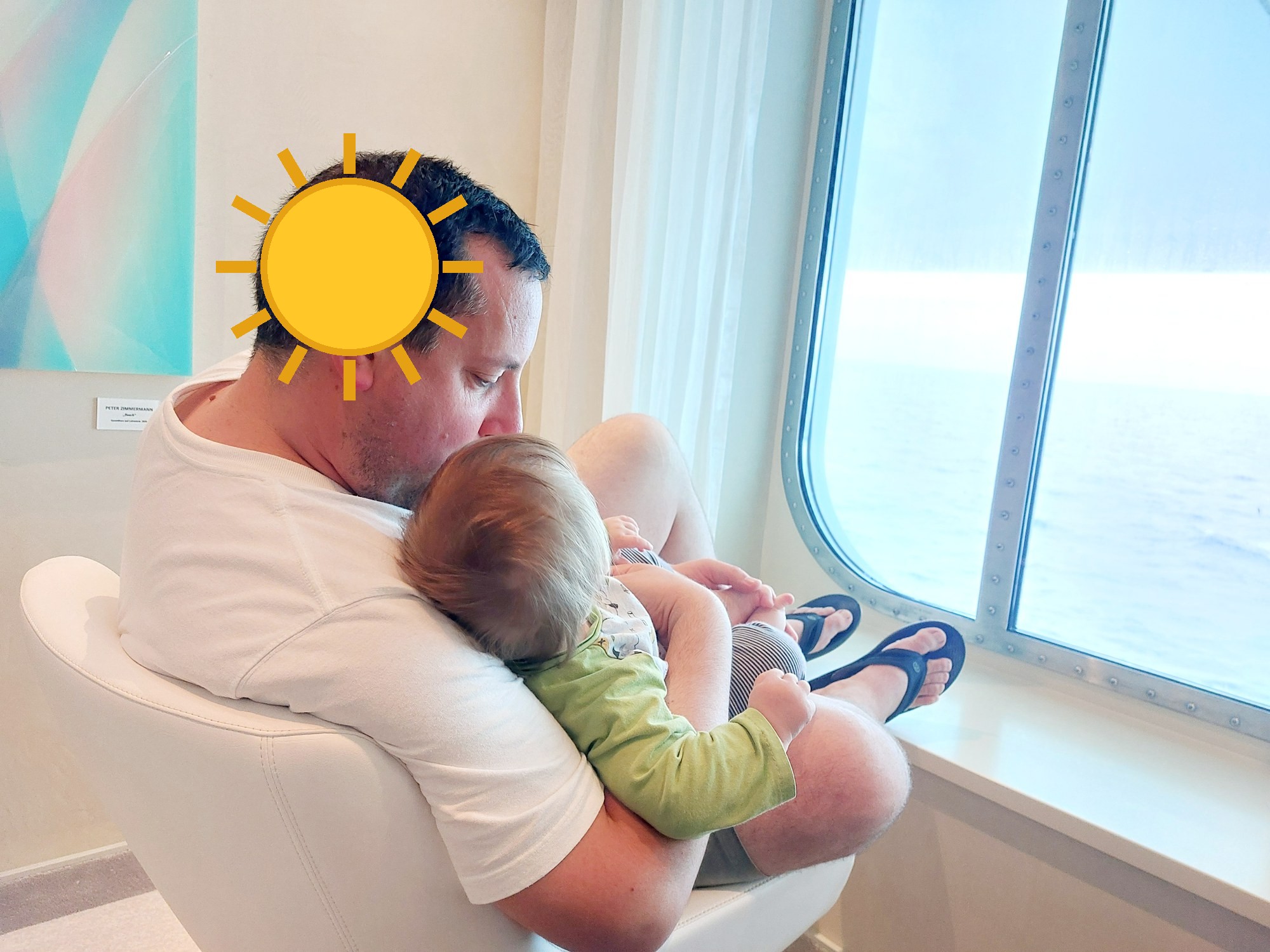 Papa und Lolo genießen gemeinsam den Blick aufs Meer (Gesicht mit Sonne verdeckt)