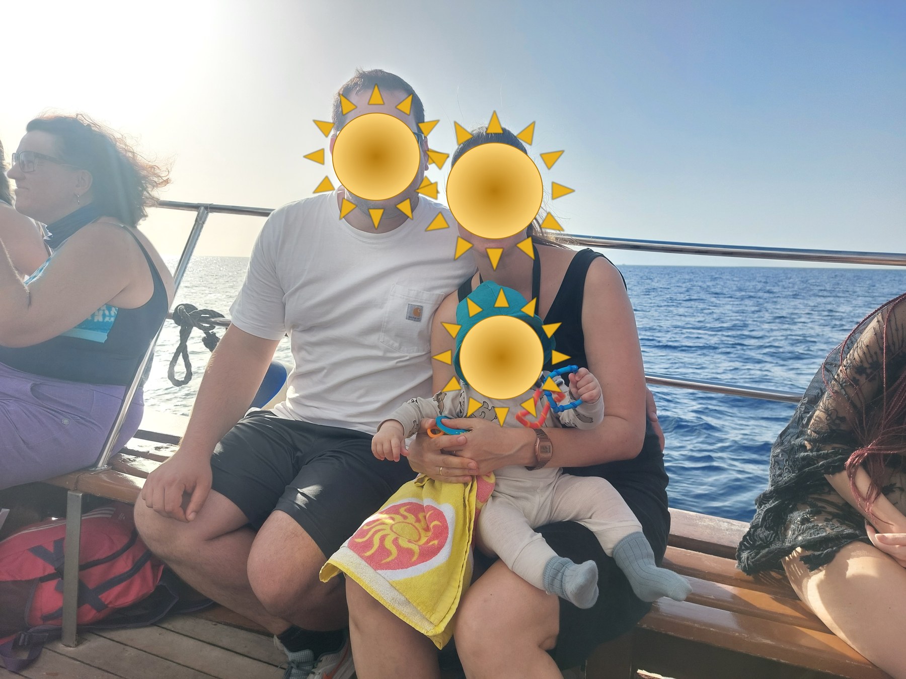 Nina, Papa und Lolo auf der Delfin-Bootstour vor Teneriffa (Gesichter mit Sonne verdeckt)