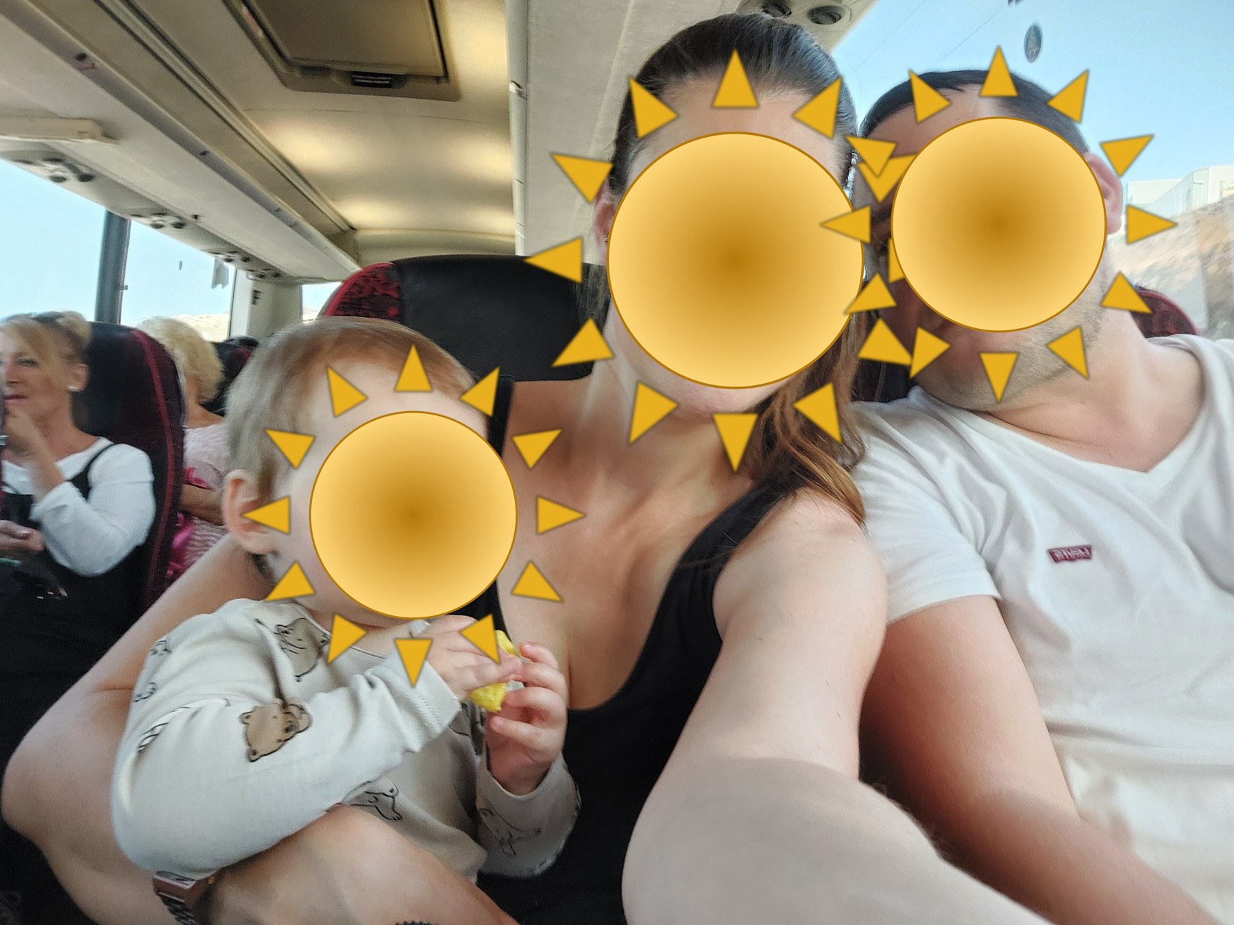 Nina, Papa und Lolo im Bus zurück nach Santa Cruz de Tenerife (Gesichter mit Sonne verdeckt)