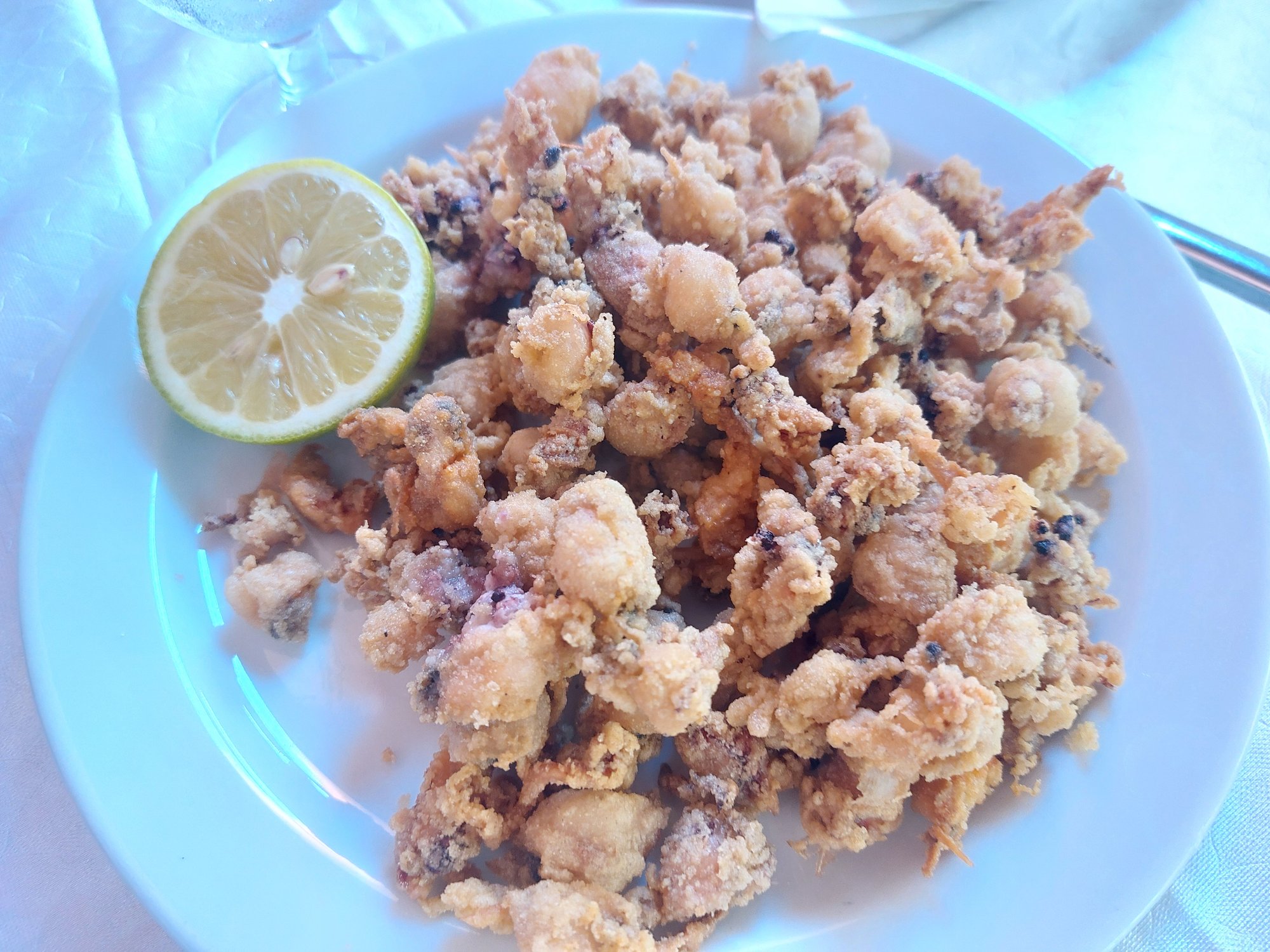 Frittierte Meeresfrüchte mit Limette auf Teneriffa
