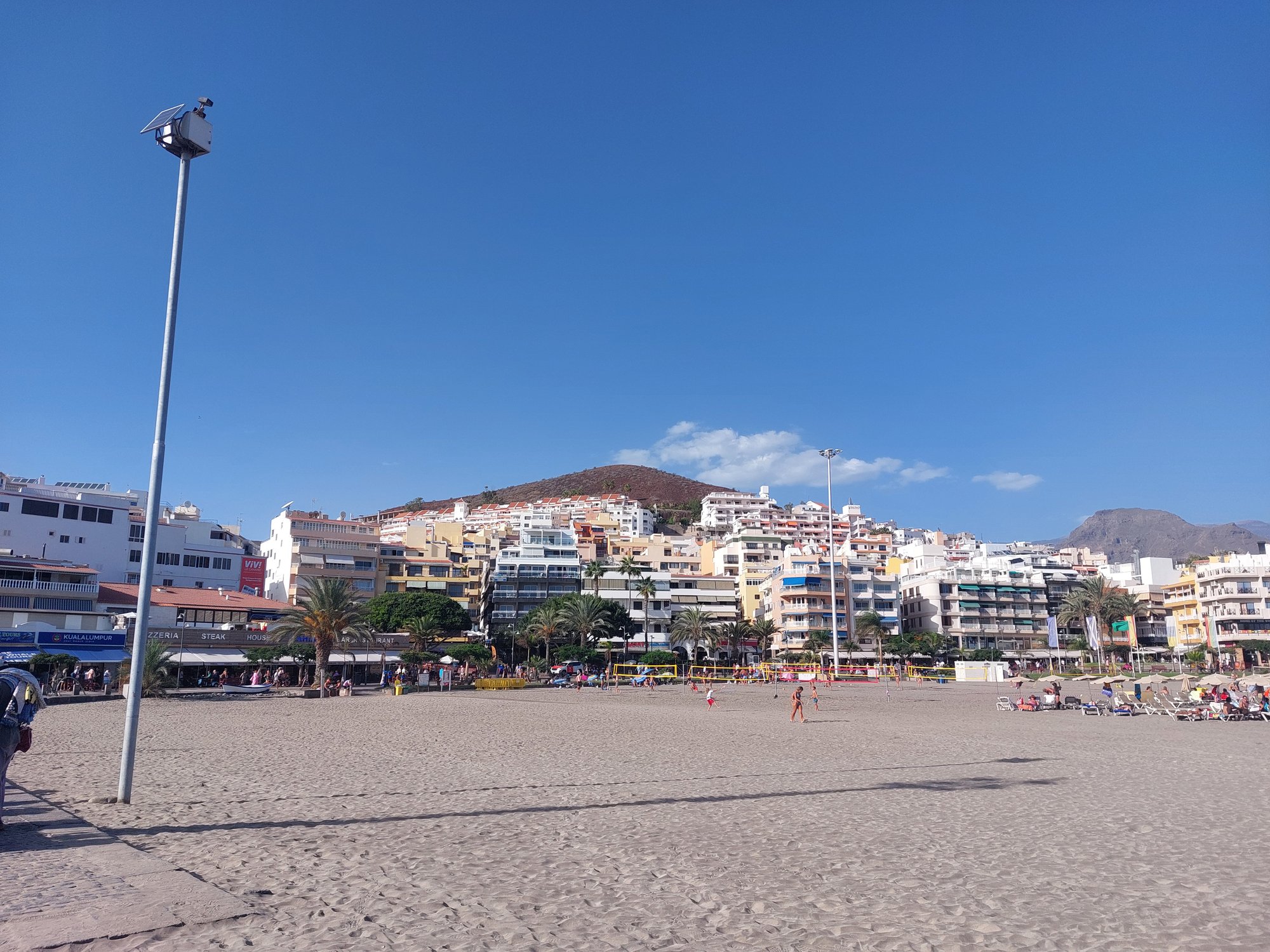 Strand von Los Cristianos, Teneriffa, mit Beachvolleyball