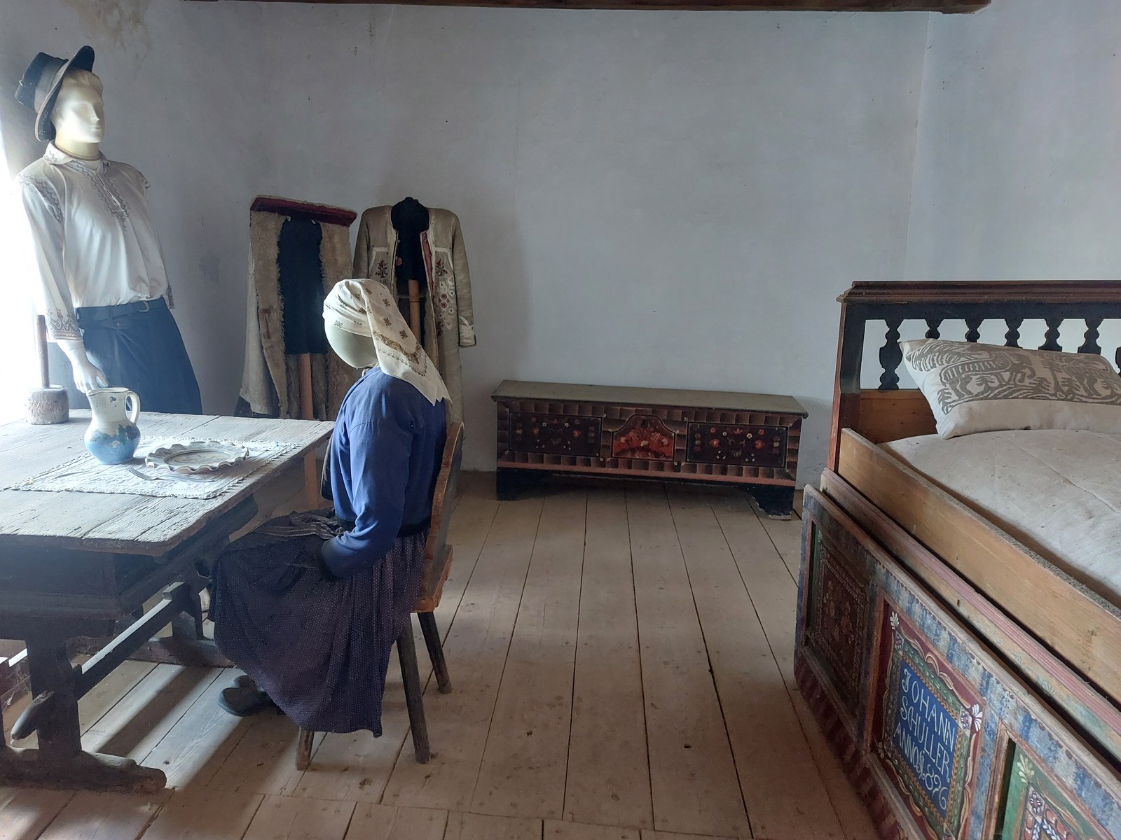 Nachgestellte Wohnstube im Ehegefängnis-Turm von Biertan mit historischen Trachten und Möbeln