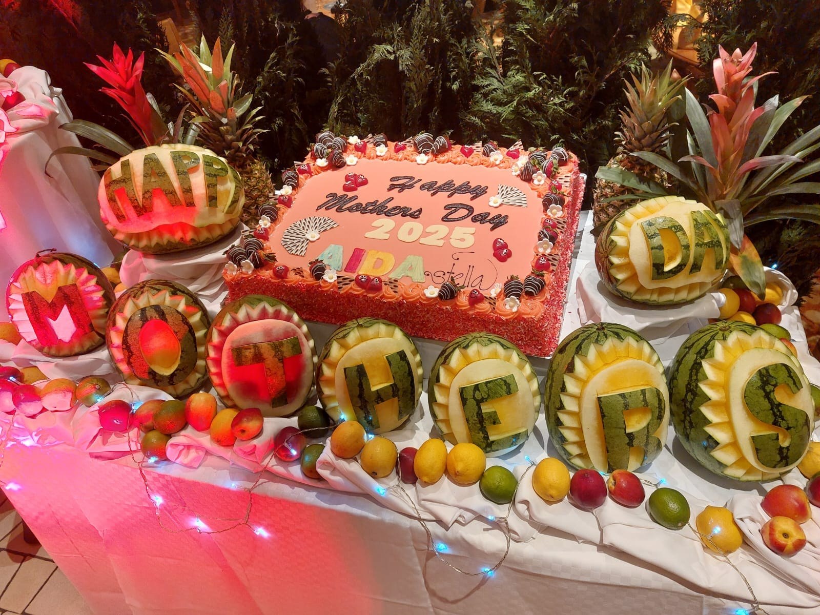 Muttertag Deko aus Obst und Torte auf der AIDA Stella