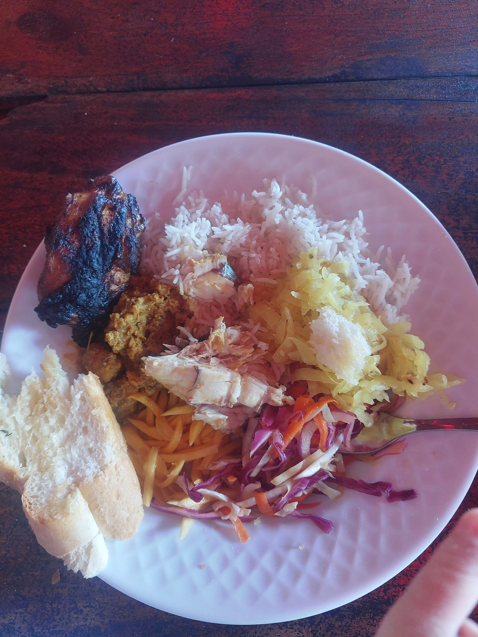 Frisch gegrilltes Essen auf den Seychellen mit Fisch, Reis und Beilagen