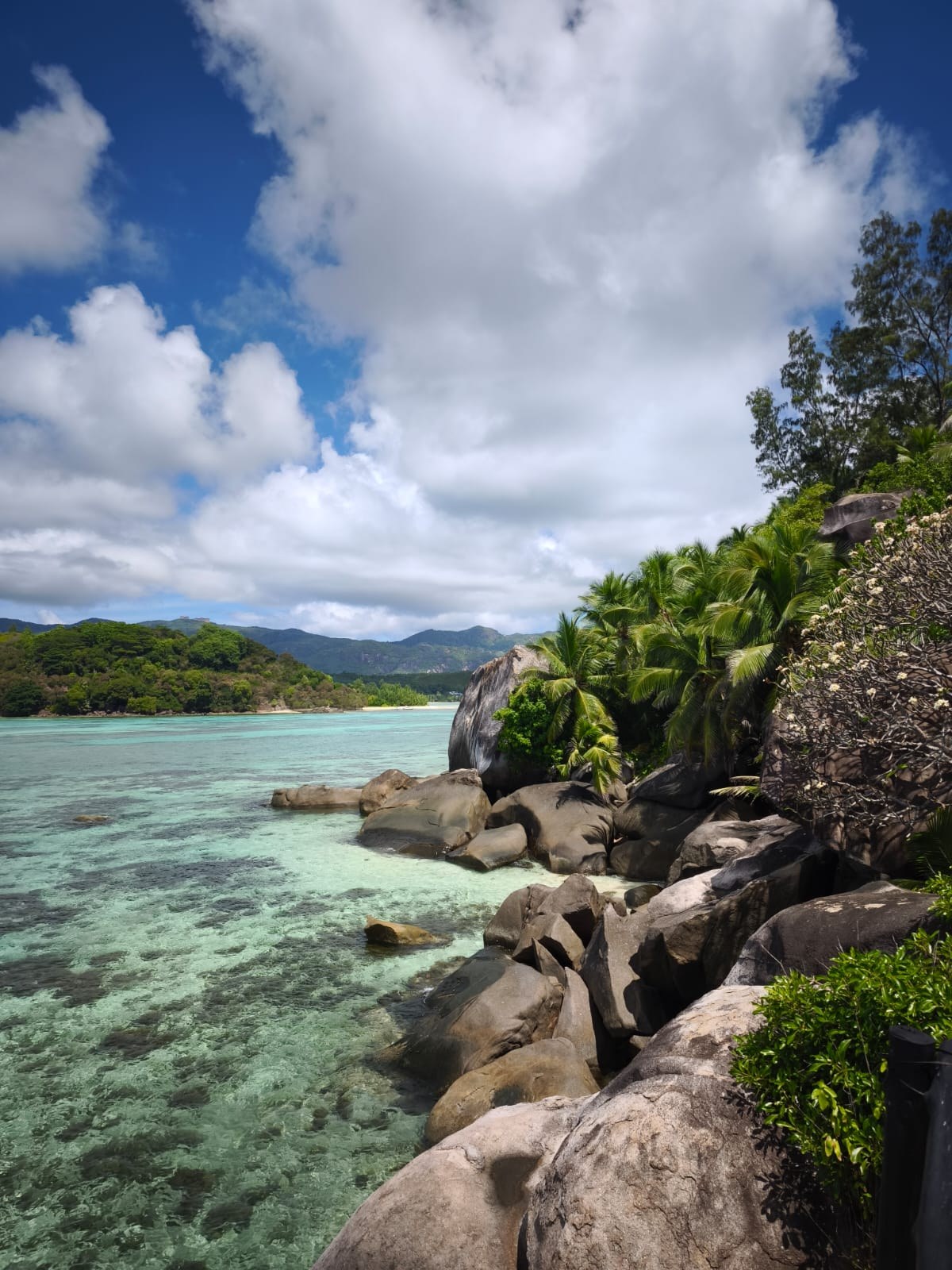 Traumhafte Küste von Mahé, Seychellen