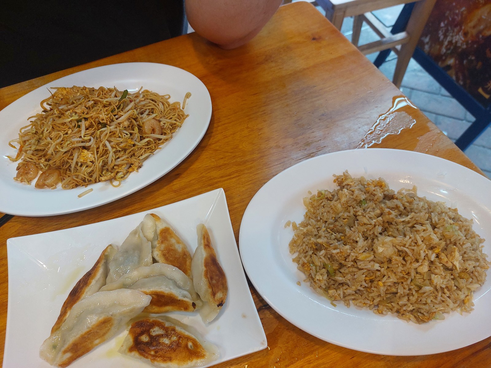 Fried Rice, Nudeln und Dumplings vom Hawker Centre in Singapur