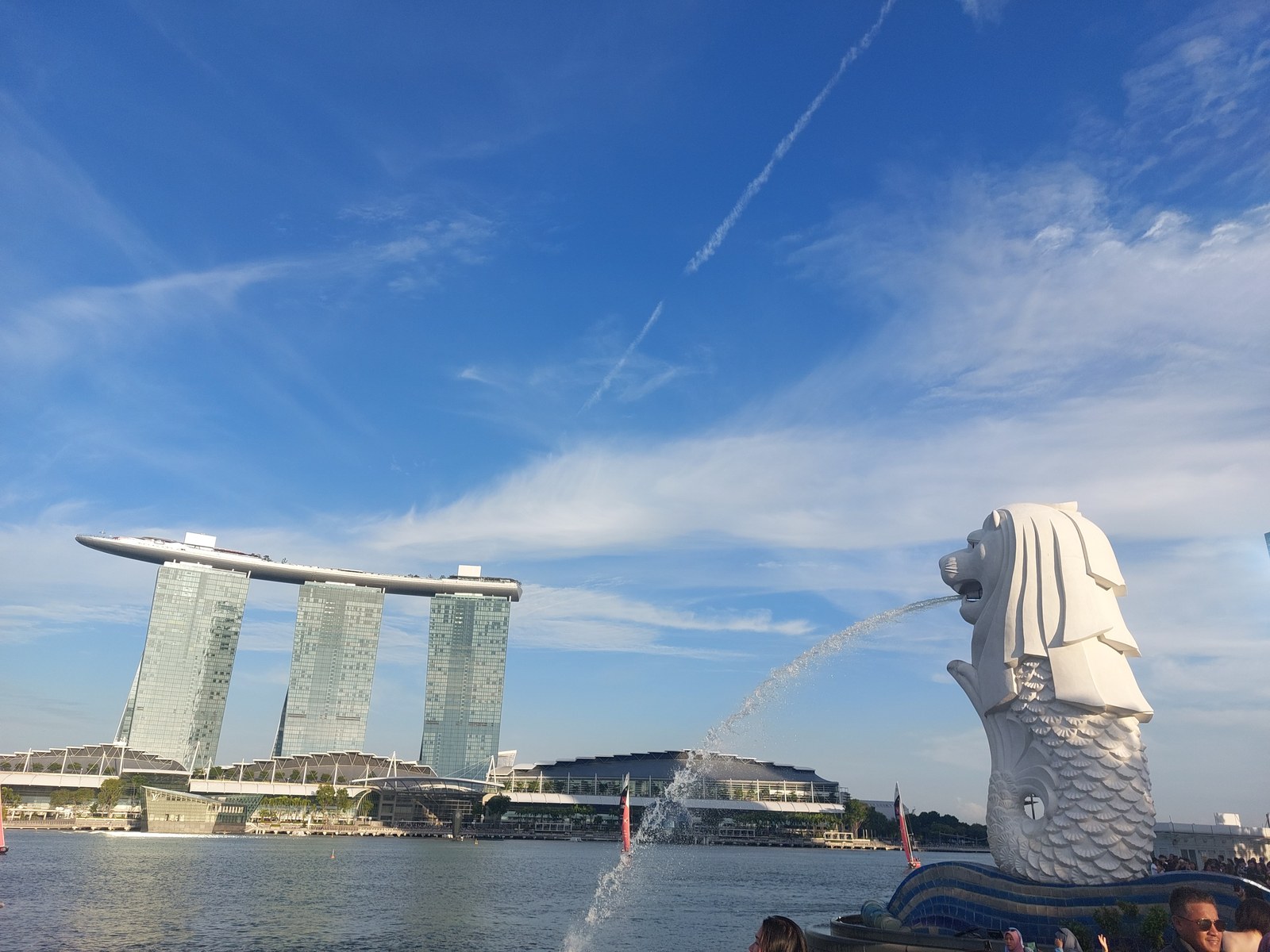 Merlion-Statue Singapur mit Marina Bay Sands im Hintergrund